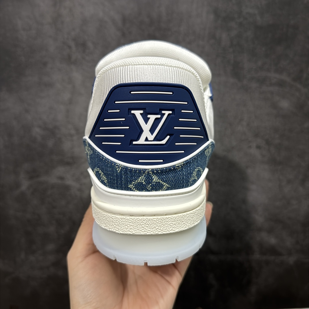 图片[4]-【YS纯原】广奢高端货 LOUIS VUITTON 路易威登 LV Trainer系列 ✦ 原楦原纸版开模，鞋型立体饱满 ✦ 零毛边、零溢胶、零线头瑕疵 ✦ 细节与原版一致 区分市面通货 ✦ 多层叠片＋电脑针车，针距密度一致 ✦ Monogram浮雕＋3D高频压纹 ✦ 多密度发泡中底：支撑回弹媲美专柜 ✦ 原装橡胶大底：含胶量高、纹路深、双拼接零偏差 ✦ ZP级原装包装：专柜款鞋盒＋防尘袋＋说明书 尺码：39-45-选品中心