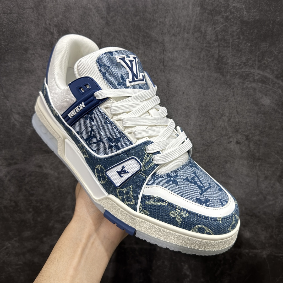 图片[3]-【YS纯原】广奢高端货 LOUIS VUITTON 路易威登 LV Trainer系列 ✦ 原楦原纸版开模，鞋型立体饱满 ✦ 零毛边、零溢胶、零线头瑕疵 ✦ 细节与原版一致 区分市面通货 ✦ 多层叠片＋电脑针车，针距密度一致 ✦ Monogram浮雕＋3D高频压纹 ✦ 多密度发泡中底：支撑回弹媲美专柜 ✦ 原装橡胶大底：含胶量高、纹路深、双拼接零偏差 ✦ ZP级原装包装：专柜款鞋盒＋防尘袋＋说明书 尺码：39-45-选品中心