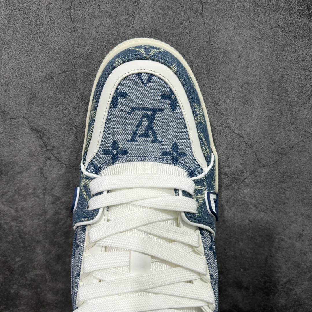 图片[5]-【YS纯原】广奢高端货 LOUIS VUITTON 路易威登 LV Trainer系列 ✦ 原楦原纸版开模，鞋型立体饱满 ✦ 零毛边、零溢胶、零线头瑕疵 ✦ 细节与原版一致 区分市面通货 ✦ 多层叠片＋电脑针车，针距密度一致 ✦ Monogram浮雕＋3D高频压纹 ✦ 多密度发泡中底：支撑回弹媲美专柜 ✦ 原装橡胶大底：含胶量高、纹路深、双拼接零偏差 ✦ ZP级原装包装：专柜款鞋盒＋防尘袋＋说明书 尺码：39-45-选品中心