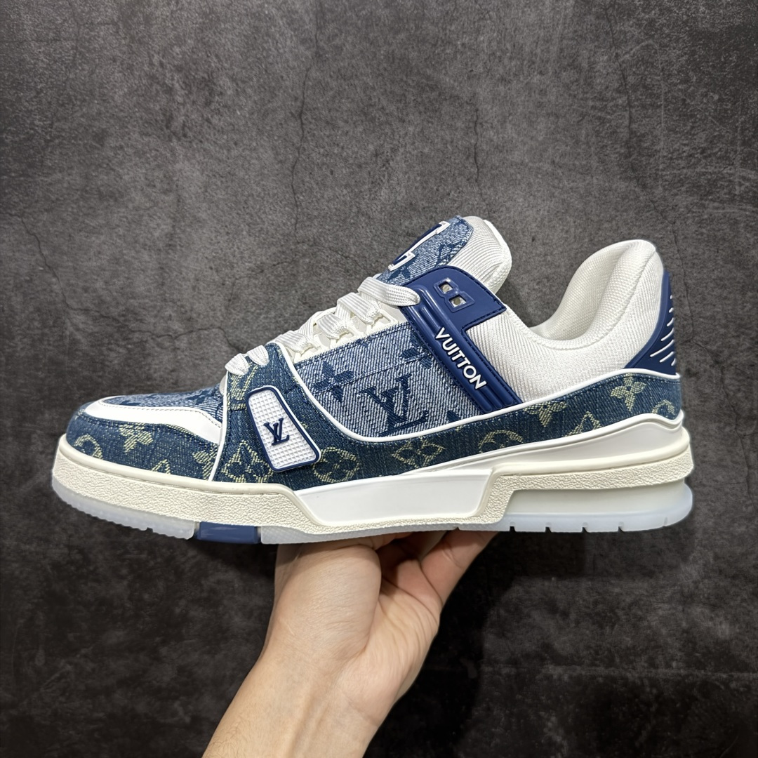 图片[2]-【YS纯原】广奢高端货 LOUIS VUITTON 路易威登 LV Trainer系列 ✦ 原楦原纸版开模，鞋型立体饱满 ✦ 零毛边、零溢胶、零线头瑕疵 ✦ 细节与原版一致 区分市面通货 ✦ 多层叠片＋电脑针车，针距密度一致 ✦ Monogram浮雕＋3D高频压纹 ✦ 多密度发泡中底：支撑回弹媲美专柜 ✦ 原装橡胶大底：含胶量高、纹路深、双拼接零偏差 ✦ ZP级原装包装：专柜款鞋盒＋防尘袋＋说明书 尺码：39-45-选品中心