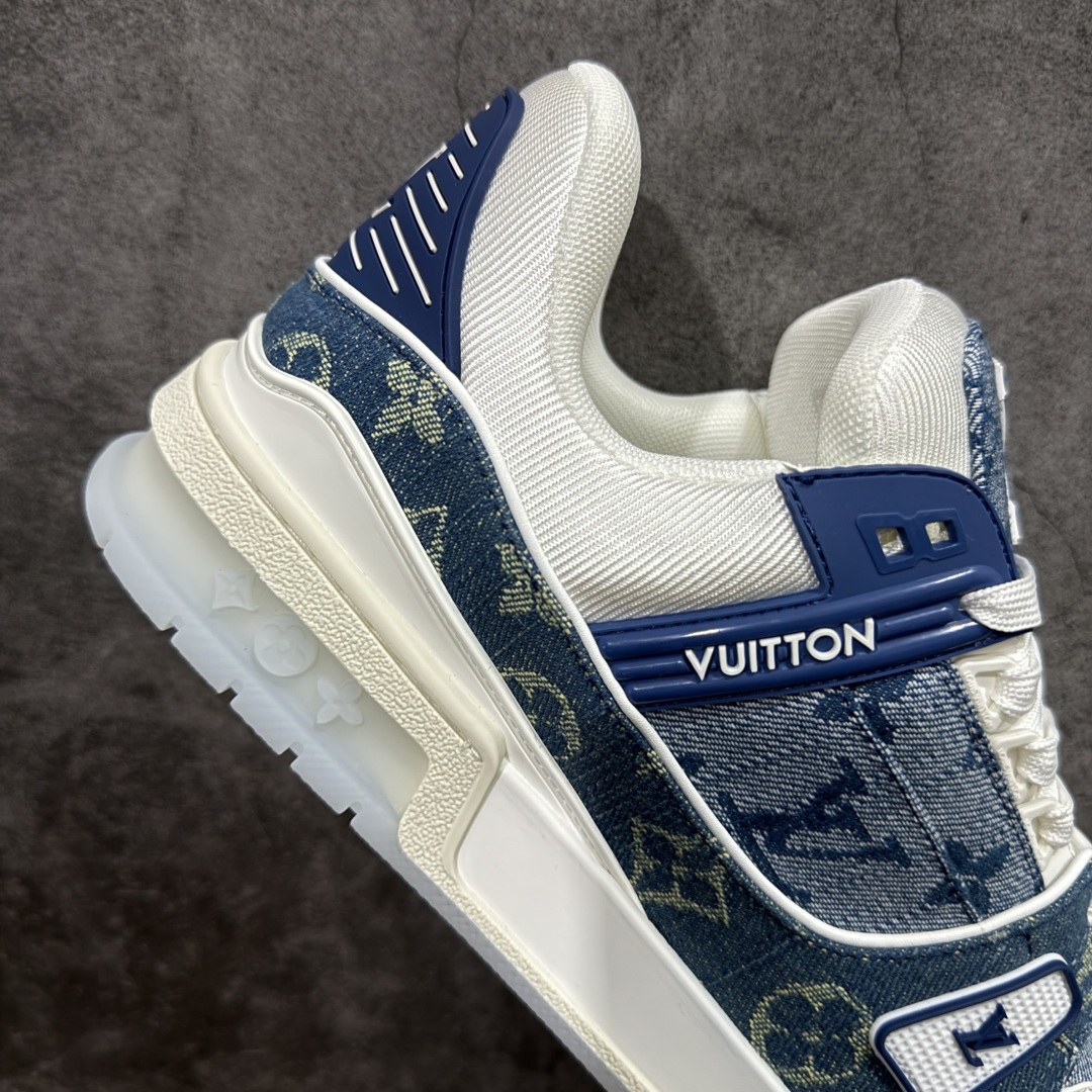 图片[7]-【YS纯原】广奢高端货 LOUIS VUITTON 路易威登 LV Trainer系列 ✦ 原楦原纸版开模，鞋型立体饱满 ✦ 零毛边、零溢胶、零线头瑕疵 ✦ 细节与原版一致 区分市面通货 ✦ 多层叠片＋电脑针车，针距密度一致 ✦ Monogram浮雕＋3D高频压纹 ✦ 多密度发泡中底：支撑回弹媲美专柜 ✦ 原装橡胶大底：含胶量高、纹路深、双拼接零偏差 ✦ ZP级原装包装：专柜款鞋盒＋防尘袋＋说明书 尺码：39-45-选品中心