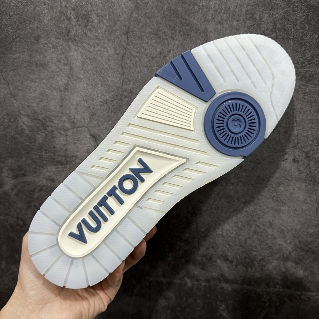 图片[9]-【YS纯原】广奢高端货 LOUIS VUITTON 路易威登 LV Trainer系列 ✦ 原楦原纸版开模，鞋型立体饱满 ✦ 零毛边、零溢胶、零线头瑕疵 ✦ 细节与原版一致 区分市面通货 ✦ 多层叠片＋电脑针车，针距密度一致 ✦ Monogram浮雕＋3D高频压纹 ✦ 多密度发泡中底：支撑回弹媲美专柜 ✦ 原装橡胶大底：含胶量高、纹路深、双拼接零偏差 ✦ ZP级原装包装：专柜款鞋盒＋防尘袋＋说明书 尺码：39-45-选品中心