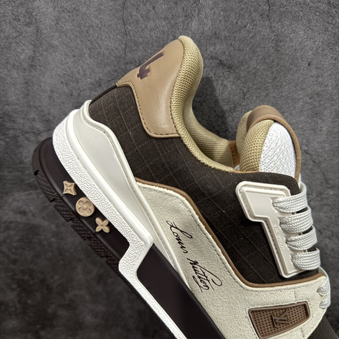 图片[7]-【YS纯原】广奢高端货 LOUIS VUITTON 路易威登 LV Trainer系列 ✦ 原楦原纸版开模，鞋型立体饱满 ✦ 零毛边、零溢胶、零线头瑕疵 ✦ 细节与原版一致 区分市面通货 ✦ 多层叠片＋电脑针车，针距密度一致 ✦ Monogram浮雕＋3D高频压纹 ✦ 多密度发泡中底：支撑回弹媲美专柜 ✦ 原装橡胶大底：含胶量高、纹路深、双拼接零偏差 ✦ ZP级原装包装：专柜款鞋盒＋防尘袋＋说明书 尺码：36-45-选品中心