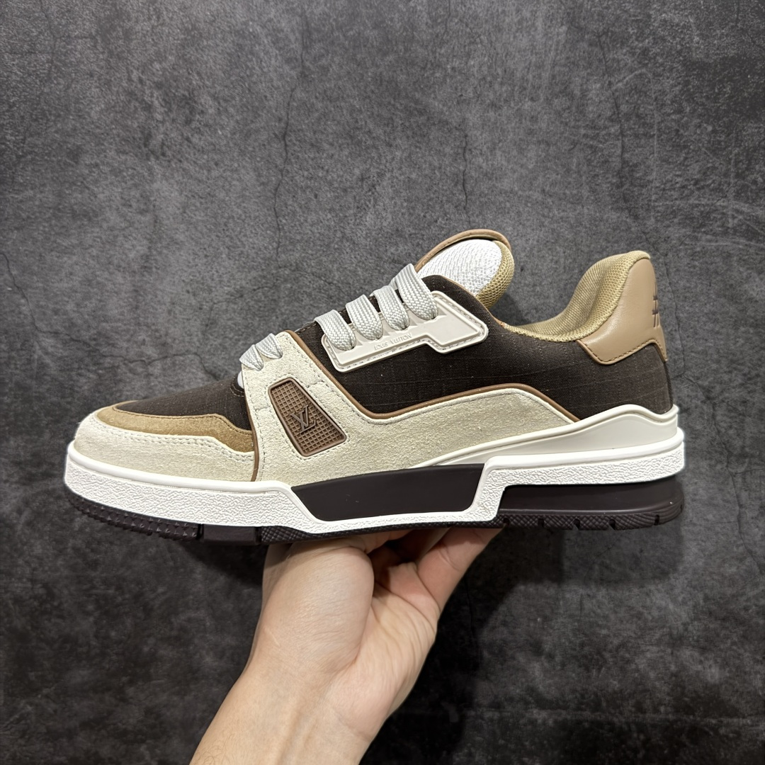 图片[2]-【YS纯原】广奢高端货 LOUIS VUITTON 路易威登 LV Trainer系列 ✦ 原楦原纸版开模，鞋型立体饱满 ✦ 零毛边、零溢胶、零线头瑕疵 ✦ 细节与原版一致 区分市面通货 ✦ 多层叠片＋电脑针车，针距密度一致 ✦ Monogram浮雕＋3D高频压纹 ✦ 多密度发泡中底：支撑回弹媲美专柜 ✦ 原装橡胶大底：含胶量高、纹路深、双拼接零偏差 ✦ ZP级原装包装：专柜款鞋盒＋防尘袋＋说明书 尺码：36-45-选品中心