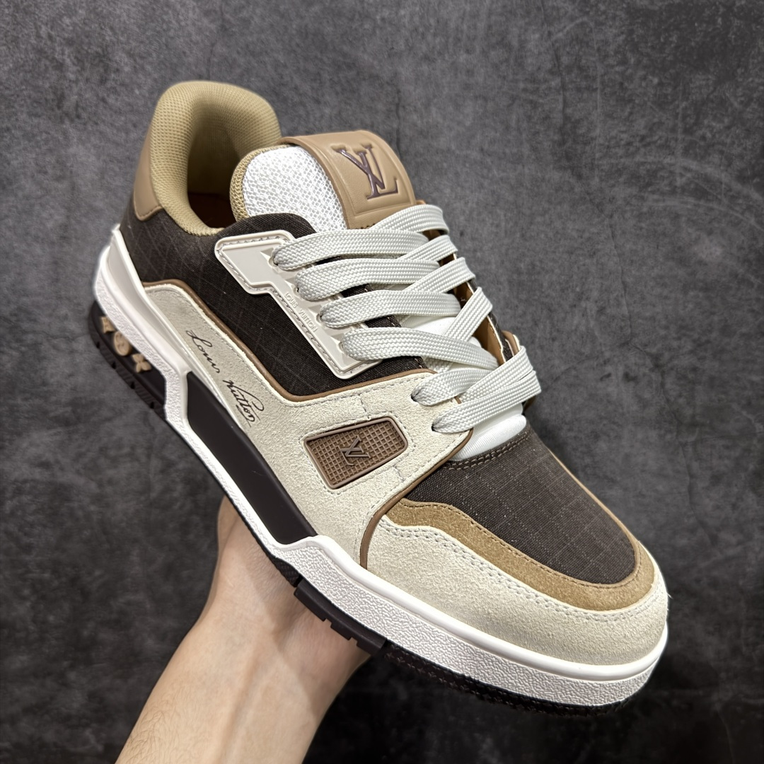 图片[3]-【YS纯原】广奢高端货 LOUIS VUITTON 路易威登 LV Trainer系列 ✦ 原楦原纸版开模，鞋型立体饱满 ✦ 零毛边、零溢胶、零线头瑕疵 ✦ 细节与原版一致 区分市面通货 ✦ 多层叠片＋电脑针车，针距密度一致 ✦ Monogram浮雕＋3D高频压纹 ✦ 多密度发泡中底：支撑回弹媲美专柜 ✦ 原装橡胶大底：含胶量高、纹路深、双拼接零偏差 ✦ ZP级原装包装：专柜款鞋盒＋防尘袋＋说明书 尺码：36-45-选品中心