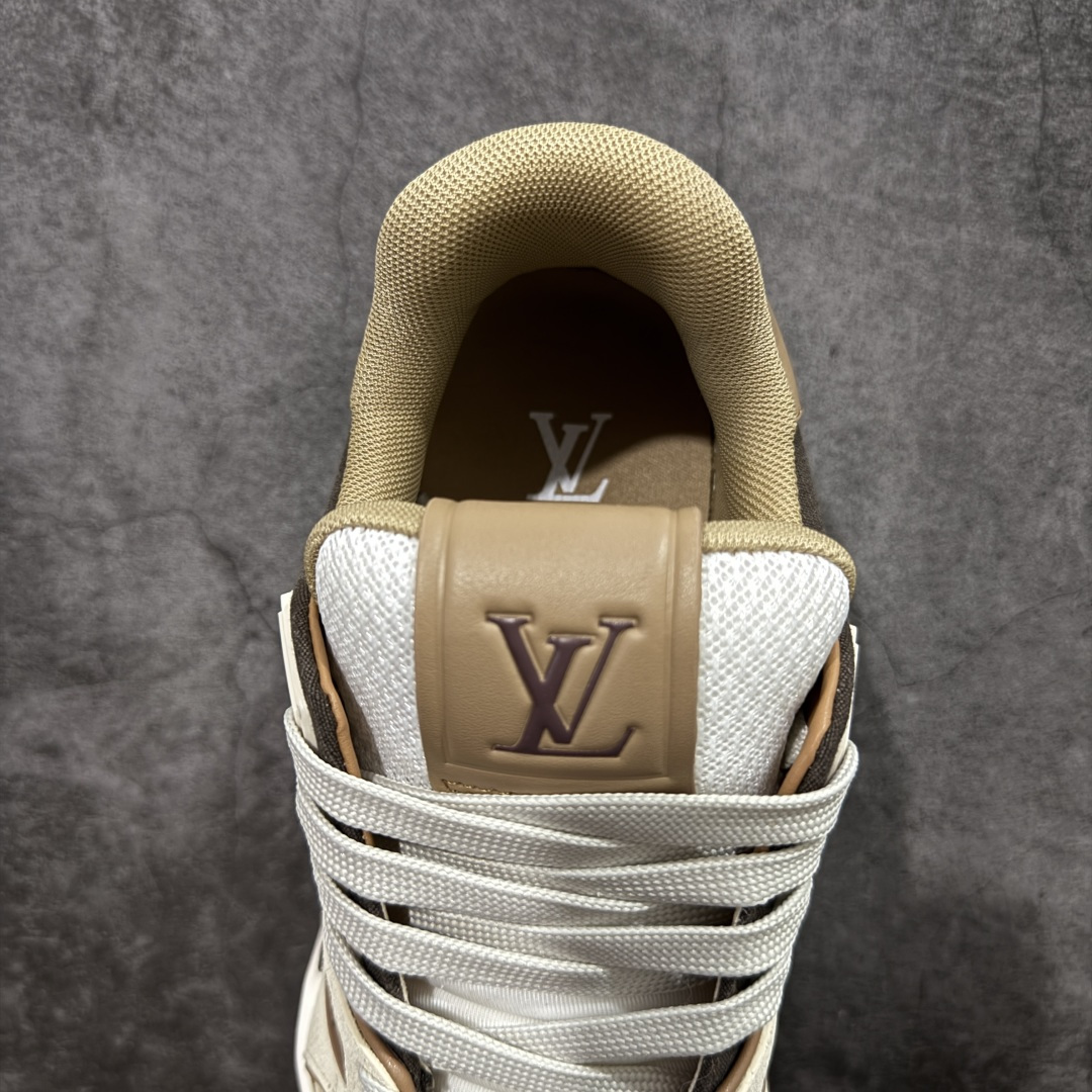 图片[8]-【YS纯原】广奢高端货 LOUIS VUITTON 路易威登 LV Trainer系列 ✦ 原楦原纸版开模，鞋型立体饱满 ✦ 零毛边、零溢胶、零线头瑕疵 ✦ 细节与原版一致 区分市面通货 ✦ 多层叠片＋电脑针车，针距密度一致 ✦ Monogram浮雕＋3D高频压纹 ✦ 多密度发泡中底：支撑回弹媲美专柜 ✦ 原装橡胶大底：含胶量高、纹路深、双拼接零偏差 ✦ ZP级原装包装：专柜款鞋盒＋防尘袋＋说明书 尺码：36-45-选品中心