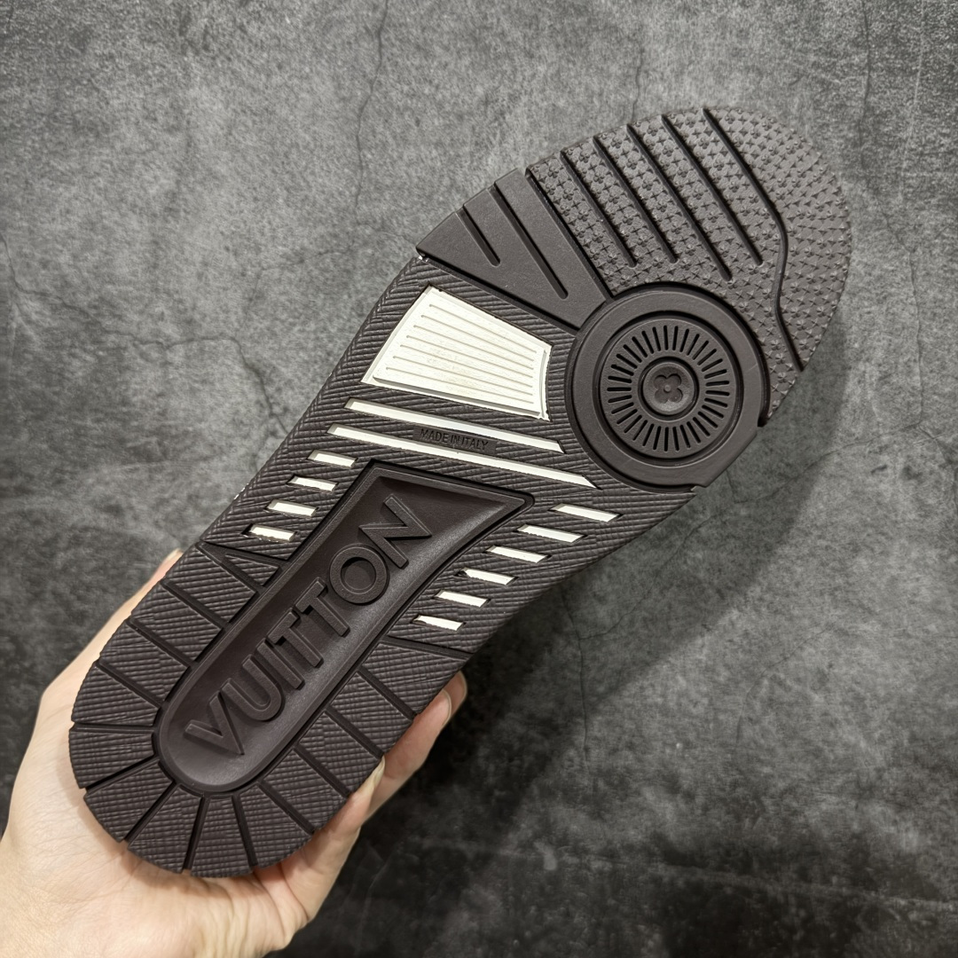 图片[9]-【YS纯原】广奢高端货 LOUIS VUITTON 路易威登 LV Trainer系列 ✦ 原楦原纸版开模，鞋型立体饱满 ✦ 零毛边、零溢胶、零线头瑕疵 ✦ 细节与原版一致 区分市面通货 ✦ 多层叠片＋电脑针车，针距密度一致 ✦ Monogram浮雕＋3D高频压纹 ✦ 多密度发泡中底：支撑回弹媲美专柜 ✦ 原装橡胶大底：含胶量高、纹路深、双拼接零偏差 ✦ ZP级原装包装：专柜款鞋盒＋防尘袋＋说明书 尺码：36-45-选品中心