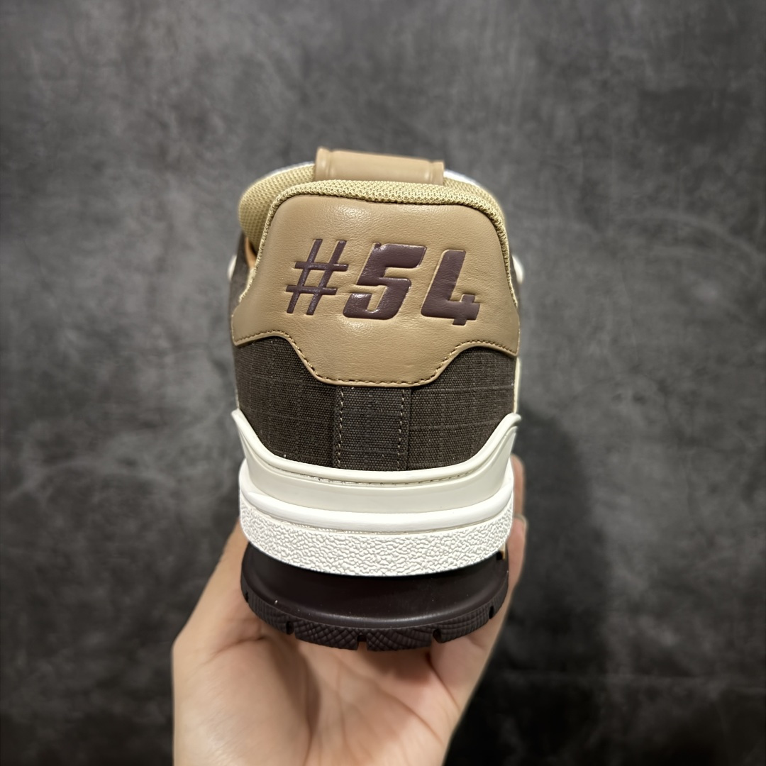 图片[4]-【YS纯原】广奢高端货 LOUIS VUITTON 路易威登 LV Trainer系列 ✦ 原楦原纸版开模，鞋型立体饱满 ✦ 零毛边、零溢胶、零线头瑕疵 ✦ 细节与原版一致 区分市面通货 ✦ 多层叠片＋电脑针车，针距密度一致 ✦ Monogram浮雕＋3D高频压纹 ✦ 多密度发泡中底：支撑回弹媲美专柜 ✦ 原装橡胶大底：含胶量高、纹路深、双拼接零偏差 ✦ ZP级原装包装：专柜款鞋盒＋防尘袋＋说明书 尺码：36-45-选品中心