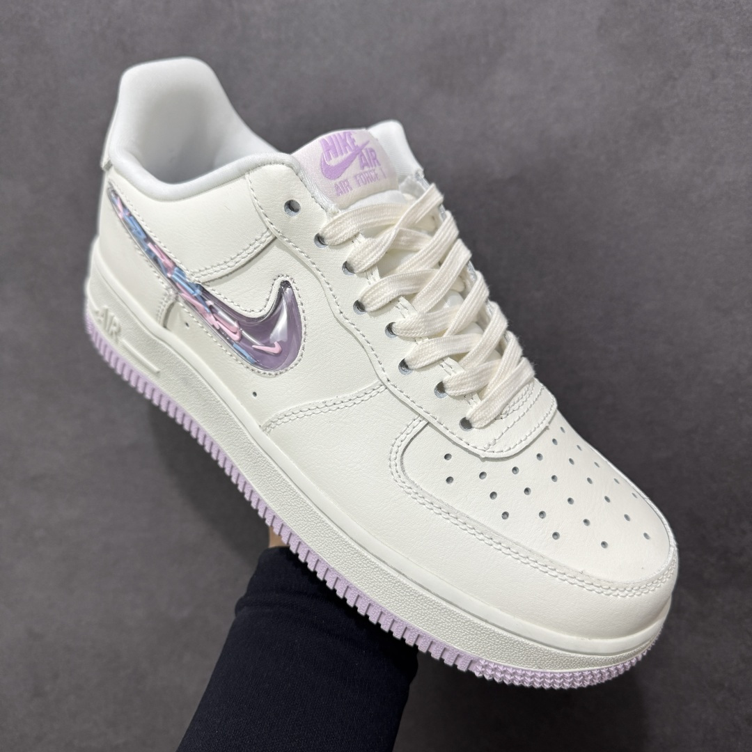图片[3]-【公司级】Nike Air Force 1 米白紫 幻彩渐变 Swoosh：透明紫粉渐变 Logo，不同角度折射出梦幻光泽，低调中暗藏小心机。 温柔撞色搭配：米白荔枝纹皮革鞋身，搭配淡紫色水晶外底，自带春日氛围感。 精致细节点缀：鞋后跟刺绣 Nike Air 标识，内衬透气网布，颜值与舒适兼顾。 经典 Air 气垫：AF1 标志性缓震中底，日常通勤、约会逛街都能轻松驾驭。 货号： IQ9795-151 尺码：36-45半-选品中心