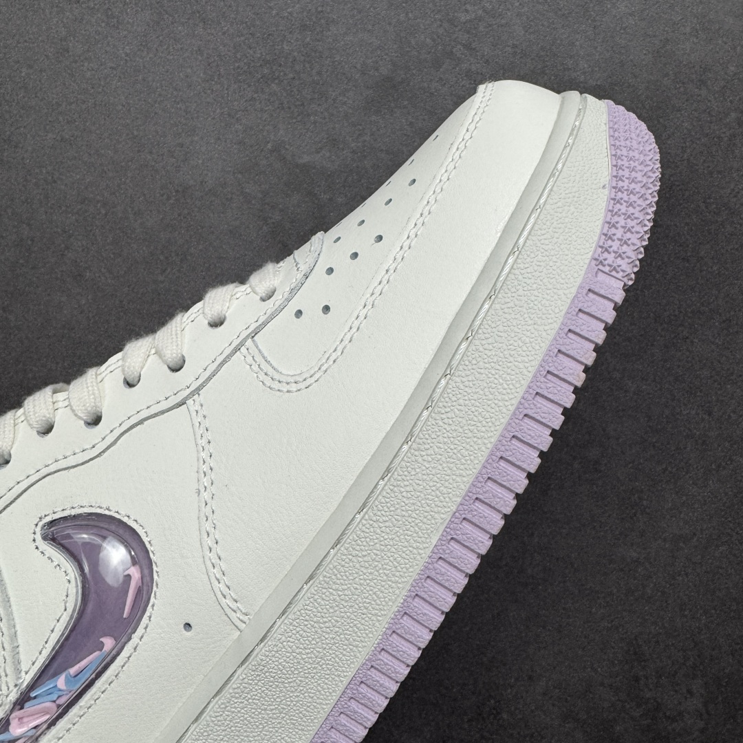 图片[5]-【公司级】Nike Air Force 1 米白紫 幻彩渐变 Swoosh：透明紫粉渐变 Logo，不同角度折射出梦幻光泽，低调中暗藏小心机。 温柔撞色搭配：米白荔枝纹皮革鞋身，搭配淡紫色水晶外底，自带春日氛围感。 精致细节点缀：鞋后跟刺绣 Nike Air 标识，内衬透气网布，颜值与舒适兼顾。 经典 Air 气垫：AF1 标志性缓震中底，日常通勤、约会逛街都能轻松驾驭。 货号： IQ9795-151 尺码：36-45半-选品中心