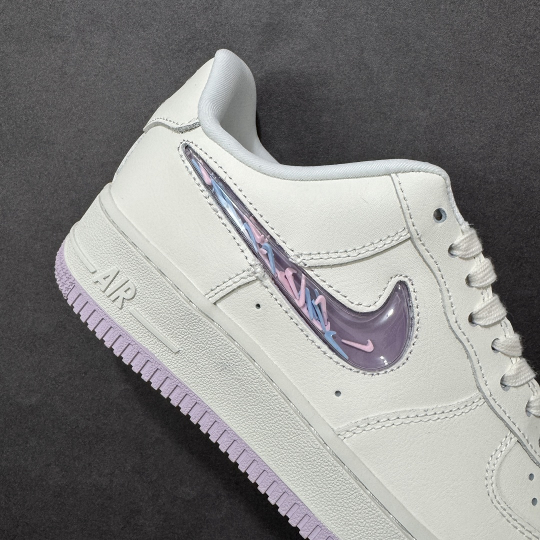 图片[6]-【公司级】Nike Air Force 1 米白紫 幻彩渐变 Swoosh：透明紫粉渐变 Logo，不同角度折射出梦幻光泽，低调中暗藏小心机。 温柔撞色搭配：米白荔枝纹皮革鞋身，搭配淡紫色水晶外底，自带春日氛围感。 精致细节点缀：鞋后跟刺绣 Nike Air 标识，内衬透气网布，颜值与舒适兼顾。 经典 Air 气垫：AF1 标志性缓震中底，日常通勤、约会逛街都能轻松驾驭。 货号： IQ9795-151 尺码：36-45半-选品中心