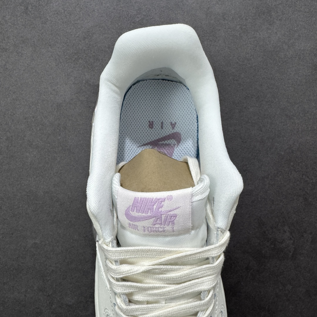 图片[7]-【公司级】Nike Air Force 1 米白紫 幻彩渐变 Swoosh：透明紫粉渐变 Logo，不同角度折射出梦幻光泽，低调中暗藏小心机。 温柔撞色搭配：米白荔枝纹皮革鞋身，搭配淡紫色水晶外底，自带春日氛围感。 精致细节点缀：鞋后跟刺绣 Nike Air 标识，内衬透气网布，颜值与舒适兼顾。 经典 Air 气垫：AF1 标志性缓震中底，日常通勤、约会逛街都能轻松驾驭。 货号： IQ9795-151 尺码：36-45半-选品中心