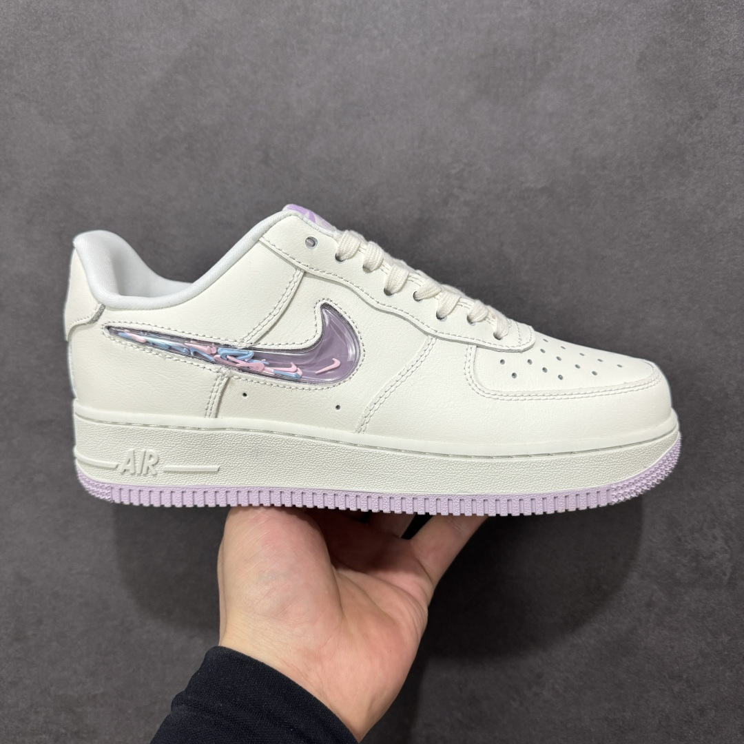 【公司级】Nike Air Force 1 米白紫 幻彩渐变 Swoosh：透明紫粉渐变 Logo，不同角度折射出梦幻光泽，低调中暗藏小心机。 温柔撞色搭配：米白荔枝纹皮革鞋身，搭配淡紫色水晶外底，自带春日氛围感。 精致细节点缀：鞋后跟刺绣 Nike Air 标识，内衬透气网布，颜值与舒适兼顾。 经典 Air 气垫：AF1 标志性缓震中底，日常通勤、约会逛街都能轻松驾驭。 货号： IQ9795-151 尺码：36-45半-选品中心