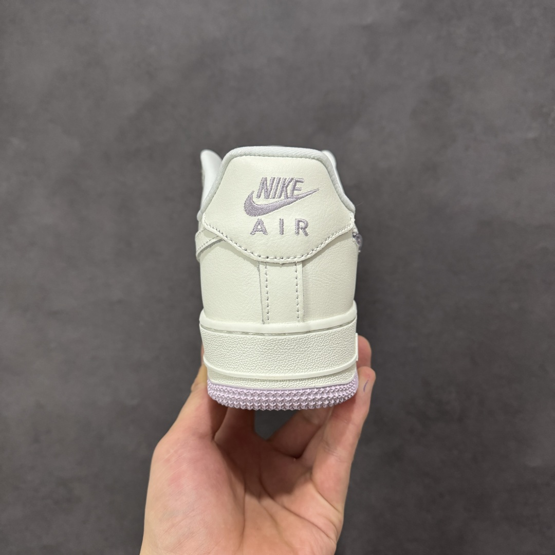 图片[4]-【公司级】Nike Air Force 1 米白紫 幻彩渐变 Swoosh：透明紫粉渐变 Logo，不同角度折射出梦幻光泽，低调中暗藏小心机。 温柔撞色搭配：米白荔枝纹皮革鞋身，搭配淡紫色水晶外底，自带春日氛围感。 精致细节点缀：鞋后跟刺绣 Nike Air 标识，内衬透气网布，颜值与舒适兼顾。 经典 Air 气垫：AF1 标志性缓震中底，日常通勤、约会逛街都能轻松驾驭。 货号： IQ9795-151 尺码：36-45半-选品中心