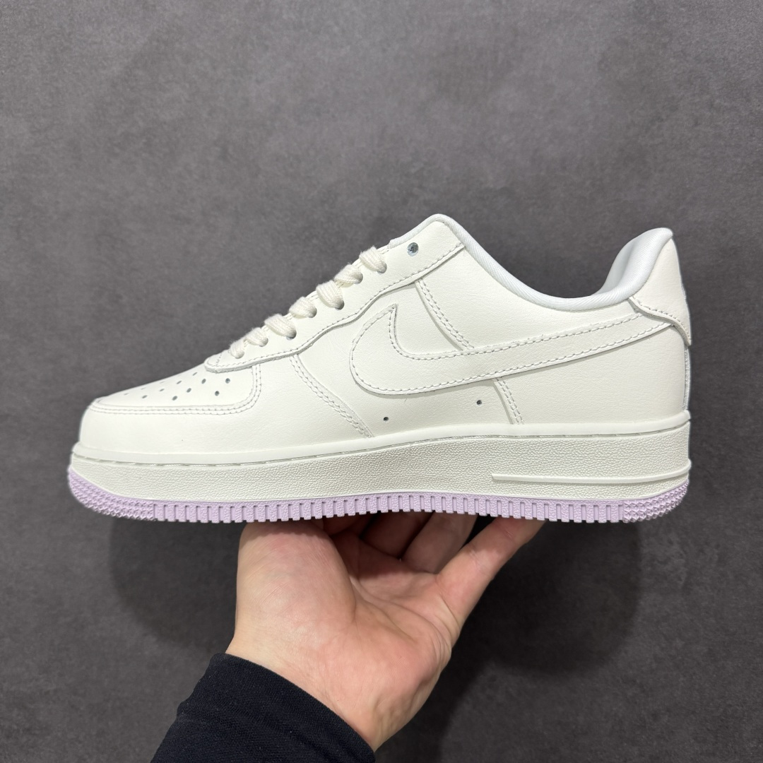 图片[2]-【公司级】Nike Air Force 1 米白紫 幻彩渐变 Swoosh：透明紫粉渐变 Logo，不同角度折射出梦幻光泽，低调中暗藏小心机。 温柔撞色搭配：米白荔枝纹皮革鞋身，搭配淡紫色水晶外底，自带春日氛围感。 精致细节点缀：鞋后跟刺绣 Nike Air 标识，内衬透气网布，颜值与舒适兼顾。 经典 Air 气垫：AF1 标志性缓震中底，日常通勤、约会逛街都能轻松驾驭。 货号： IQ9795-151 尺码：36-45半-选品中心