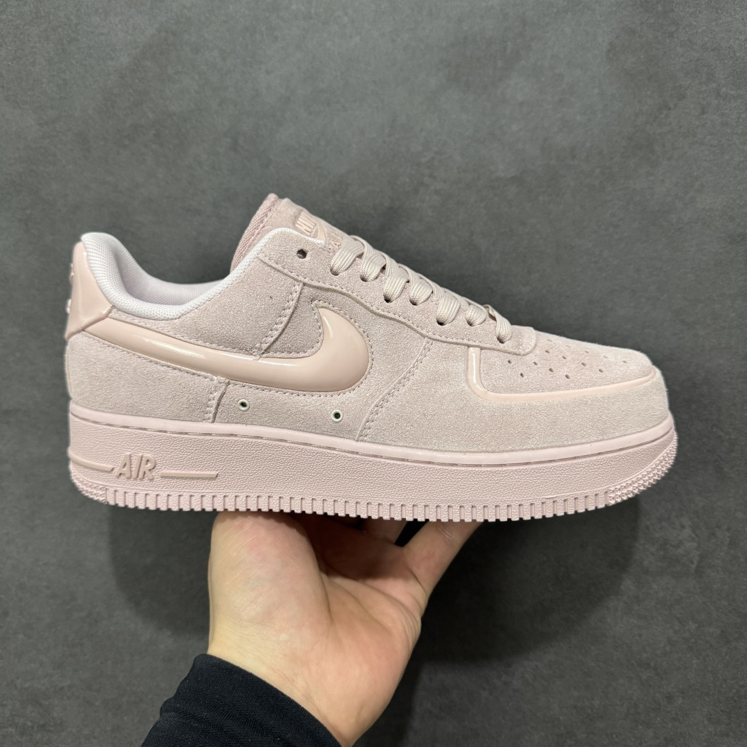 【公司级】耐克Nike AIR FORCE 1’07空军一号低帮百搭休闲运动板鞋。柔软、弹性十足的缓震性能和出色的中底设计，横跨复古与现代的外型结合，造就出风靡全球三十多年的Force 1。 货号：HV4406-601 尺码：36 36.5 37.5 38 38.5 39 40 40.5 41 42 42.5 43 44 45-选品中心