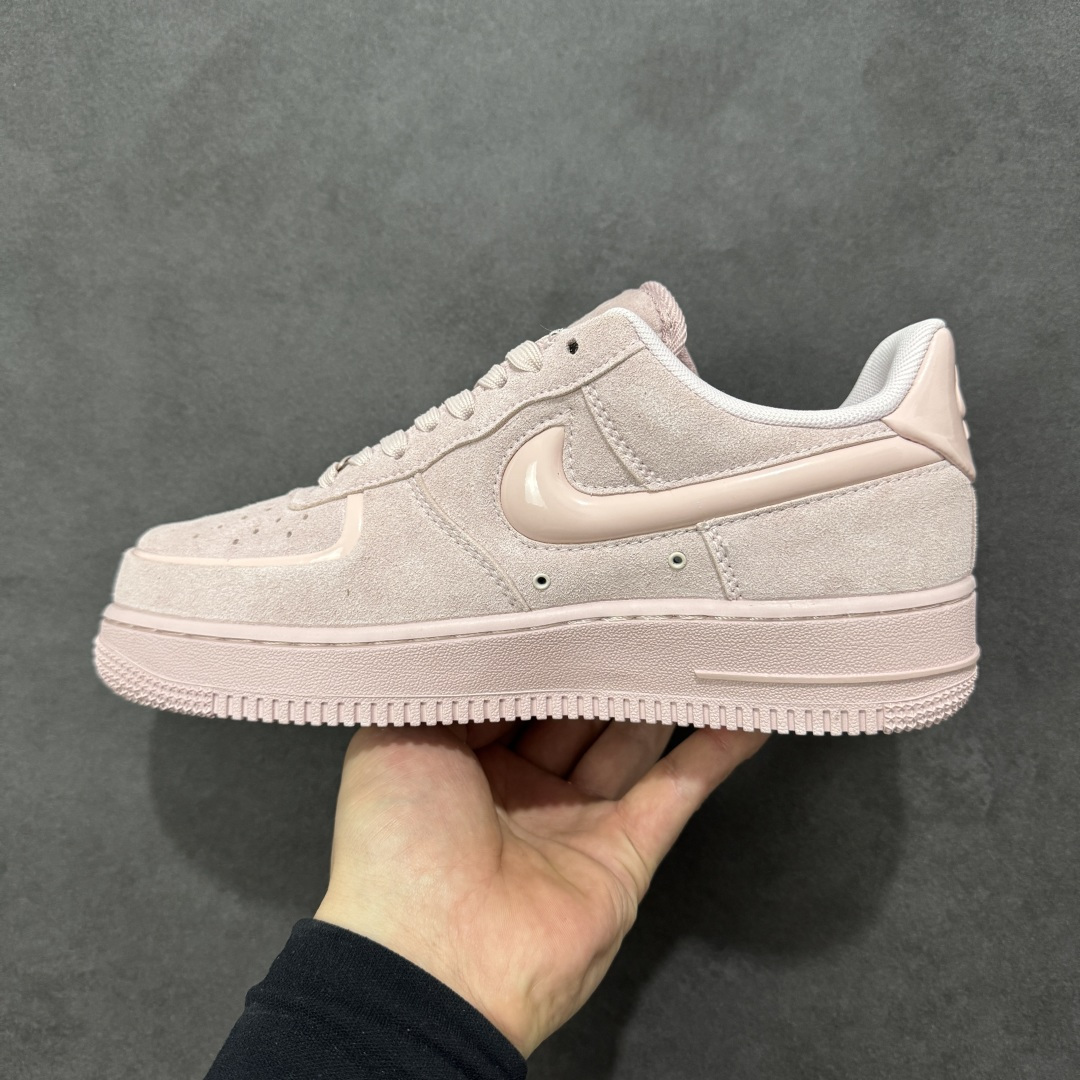 图片[2]-【公司级】耐克Nike AIR FORCE 1’07空军一号低帮百搭休闲运动板鞋。柔软、弹性十足的缓震性能和出色的中底设计，横跨复古与现代的外型结合，造就出风靡全球三十多年的Force 1。 货号：HV4406-601 尺码：36 36.5 37.5 38 38.5 39 40 40.5 41 42 42.5 43 44 45-选品中心