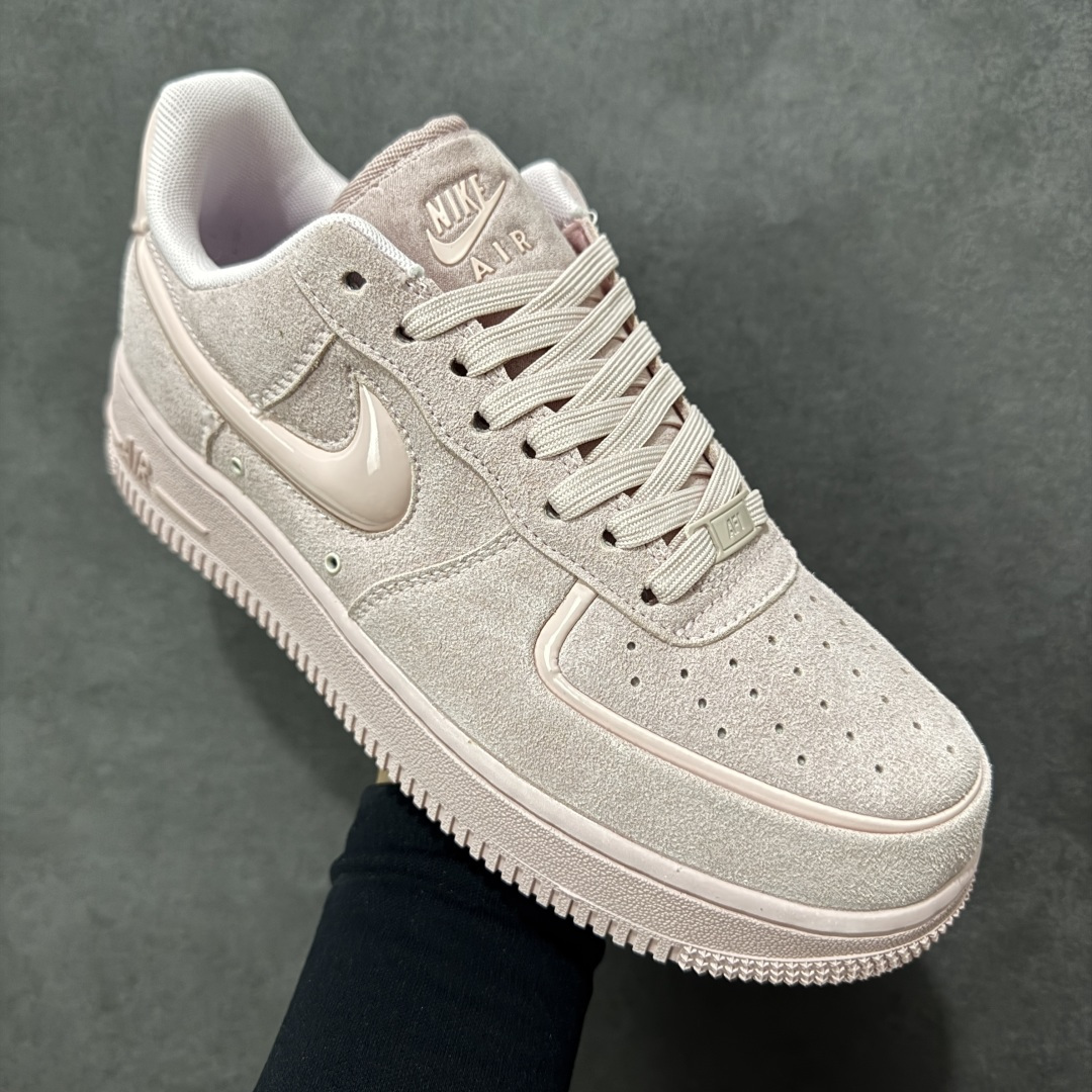 图片[3]-【公司级】耐克Nike AIR FORCE 1’07空军一号低帮百搭休闲运动板鞋。柔软、弹性十足的缓震性能和出色的中底设计，横跨复古与现代的外型结合，造就出风靡全球三十多年的Force 1。 货号：HV4406-601 尺码：36 36.5 37.5 38 38.5 39 40 40.5 41 42 42.5 43 44 45-选品中心