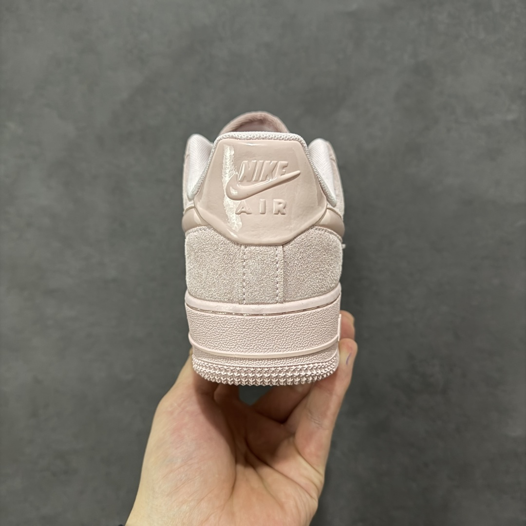 图片[4]-【公司级】耐克Nike AIR FORCE 1’07空军一号低帮百搭休闲运动板鞋。柔软、弹性十足的缓震性能和出色的中底设计，横跨复古与现代的外型结合，造就出风靡全球三十多年的Force 1。 货号：HV4406-601 尺码：36 36.5 37.5 38 38.5 39 40 40.5 41 42 42.5 43 44 45-选品中心