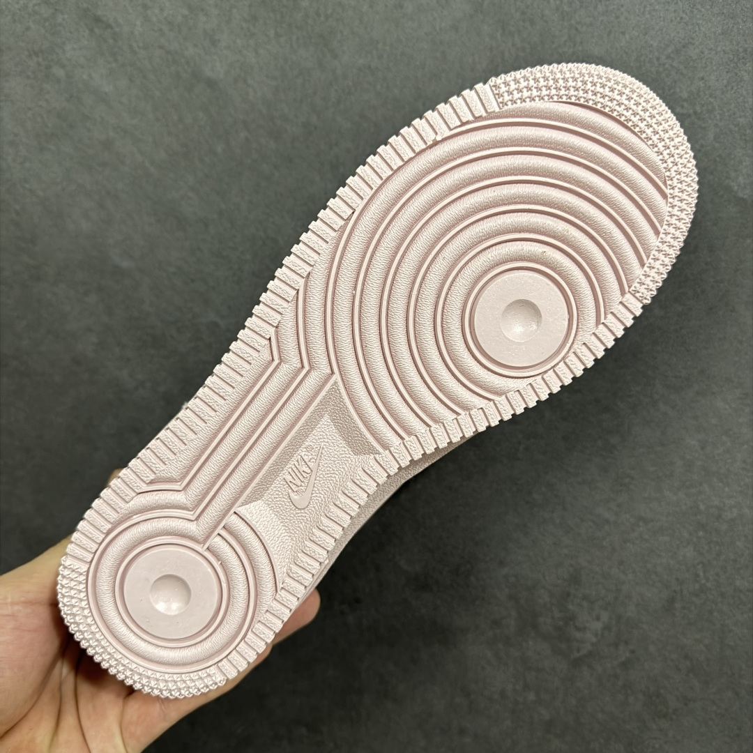 图片[9]-【公司级】耐克Nike AIR FORCE 1’07空军一号低帮百搭休闲运动板鞋。柔软、弹性十足的缓震性能和出色的中底设计，横跨复古与现代的外型结合，造就出风靡全球三十多年的Force 1。 货号：HV4406-601 尺码：36 36.5 37.5 38 38.5 39 40 40.5 41 42 42.5 43 44 45-选品中心