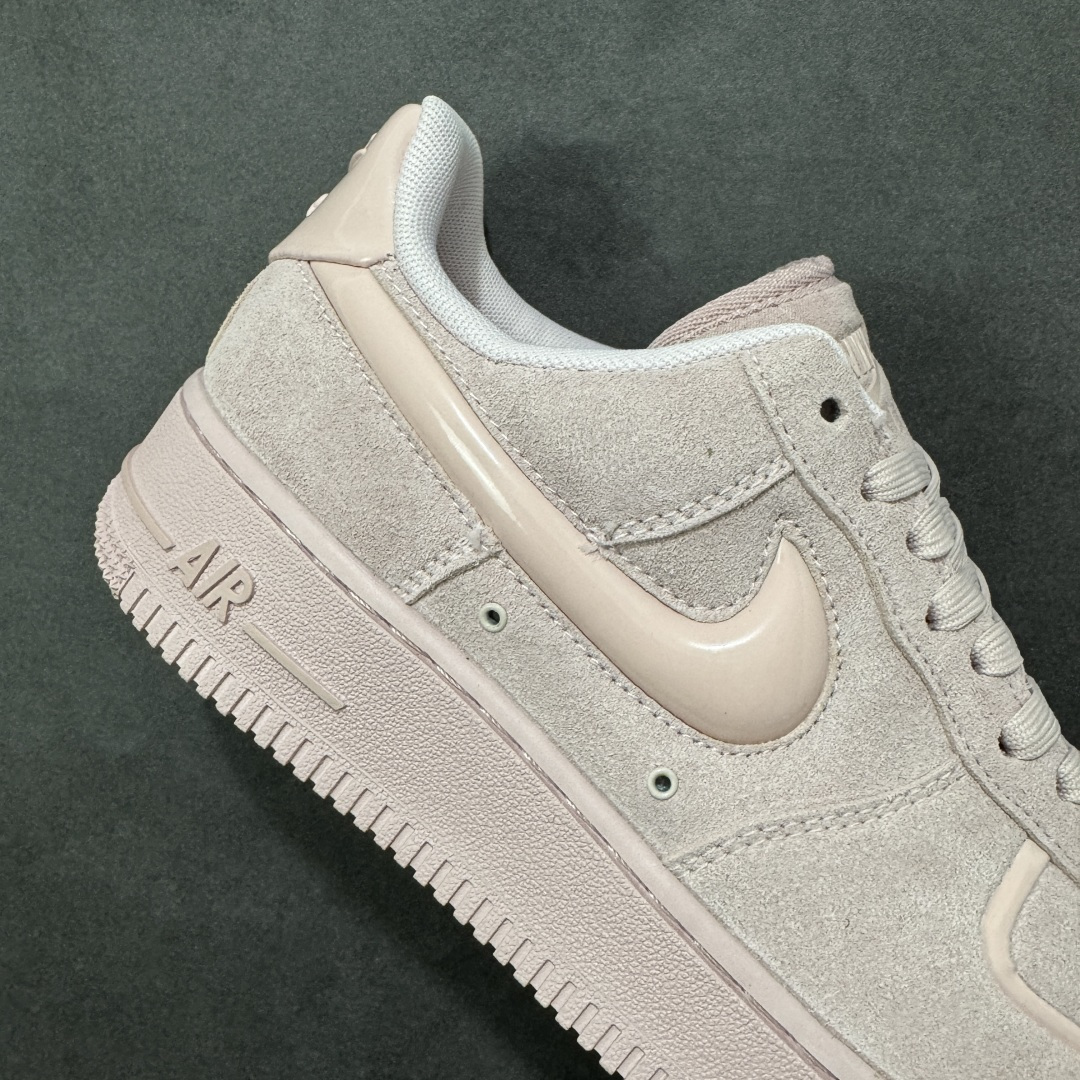图片[6]-【公司级】耐克Nike AIR FORCE 1’07空军一号低帮百搭休闲运动板鞋。柔软、弹性十足的缓震性能和出色的中底设计，横跨复古与现代的外型结合，造就出风靡全球三十多年的Force 1。 货号：HV4406-601 尺码：36 36.5 37.5 38 38.5 39 40 40.5 41 42 42.5 43 44 45-选品中心