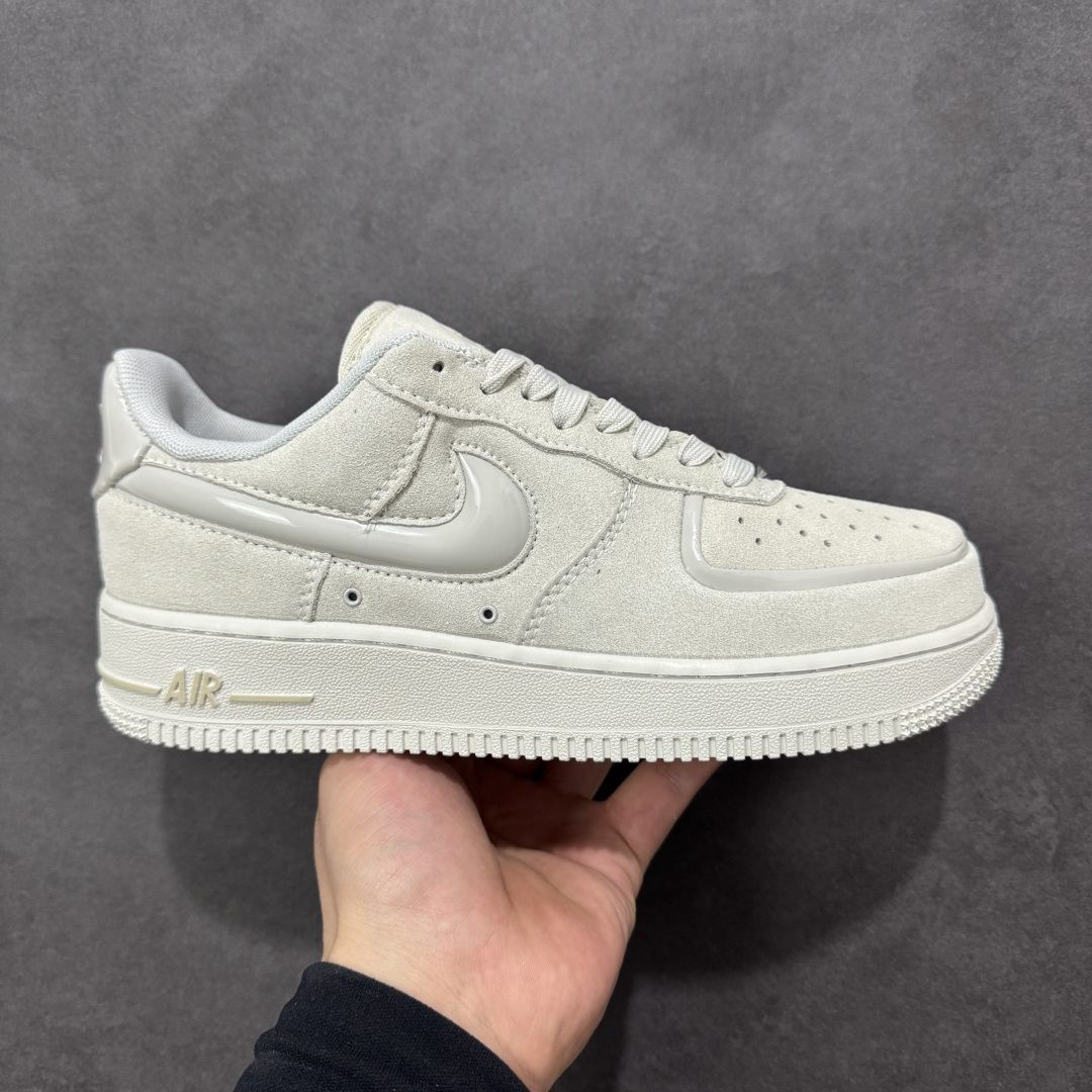 【公司级】耐克Nike Air Force 1“07空军一号低帮百搭休闲运动板鞋。柔软、弹性十足的缓震性能和出色的中底设计，横跨复古与现代的外型结合，造就出风靡全球三十多年的Force 1 货号：HV4406-001 尺码：36 36.5 37.5 38 38.5 39 40 40.5 41 42 42.5 43 44 45-选品中心