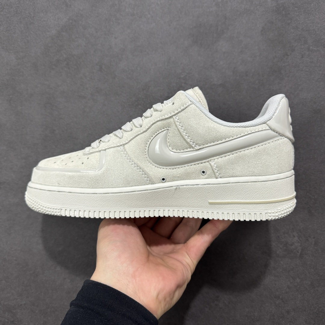 图片[2]-【公司级】耐克Nike Air Force 1“07空军一号低帮百搭休闲运动板鞋。柔软、弹性十足的缓震性能和出色的中底设计，横跨复古与现代的外型结合，造就出风靡全球三十多年的Force 1 货号：HV4406-001 尺码：36 36.5 37.5 38 38.5 39 40 40.5 41 42 42.5 43 44 45-选品中心