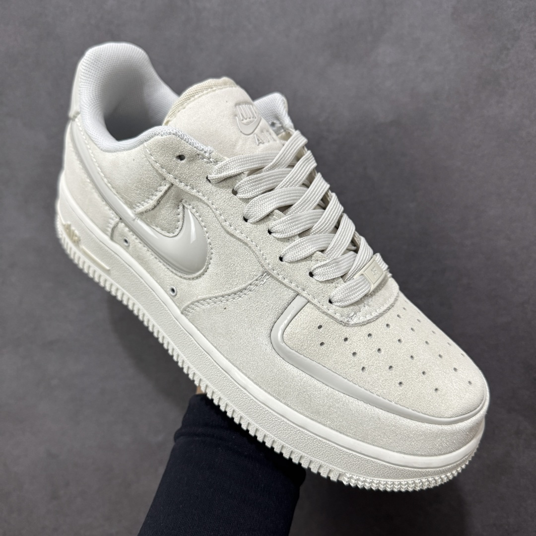 图片[3]-【公司级】耐克Nike Air Force 1“07空军一号低帮百搭休闲运动板鞋。柔软、弹性十足的缓震性能和出色的中底设计，横跨复古与现代的外型结合，造就出风靡全球三十多年的Force 1 货号：HV4406-001 尺码：36 36.5 37.5 38 38.5 39 40 40.5 41 42 42.5 43 44 45-选品中心
