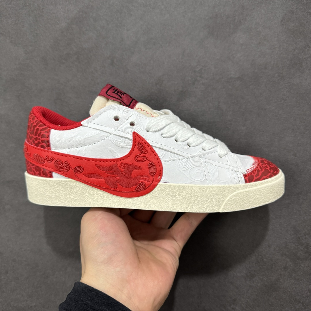 【定制版】NK Blazer Low‘77 Jumbo 马年限定 CNY新年款 经典百搭低帮开拓者休闲运动板鞋 MN2026-003 尺码：36 36.5 37.5 38 38.5 39 40 40.5 41 42 42.5 43 44 45 编码：GLB220230-选品中心
