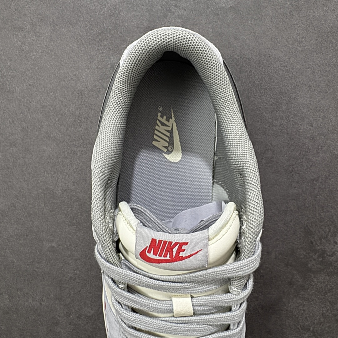 图片[7]-【定制版】Nike Dunk Low 2026 丙午马年限定款 鞋身融入祥云 + 马形暗纹刺绣，搭配 “2026” 红色艺术标识，采用灰、米白为主调的低饱和复古配色，浅灰麂皮 + 米白皮革基底搭配祥云暗纹，“2026” 标识强化生肖主题，双 Swoosh 设计提升层次，整体风格兼具复古调性与中式文化属性。祥云 + 马形暗纹采用精细刺绣工艺呈现，“2026” 标识以红色印花点缀，双 Swoosh 设计通过材质区分强化视觉层次，撞色拼接处缝线规整，体现了简约风格下的细节精致度。 货号：SD6868-140 尺码：36 36.5 37.5 38 38.5 39 40 40.5 41 42 42.5 43 44 44.5 45-选品中心