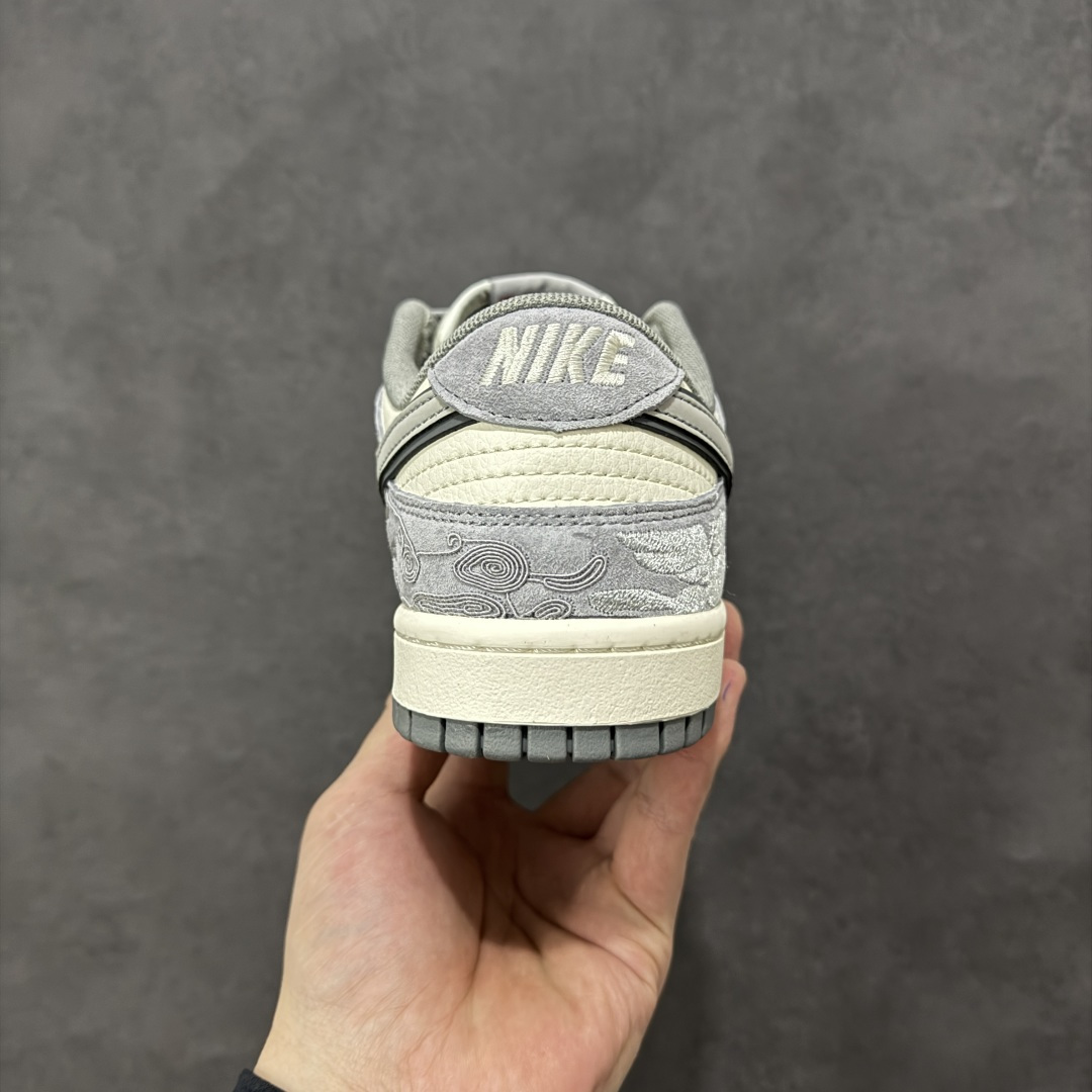 图片[4]-【定制版】Nike Dunk Low 2026 丙午马年限定款 鞋身融入祥云 + 马形暗纹刺绣，搭配 “2026” 红色艺术标识，采用灰、米白为主调的低饱和复古配色，浅灰麂皮 + 米白皮革基底搭配祥云暗纹，“2026” 标识强化生肖主题，双 Swoosh 设计提升层次，整体风格兼具复古调性与中式文化属性。祥云 + 马形暗纹采用精细刺绣工艺呈现，“2026” 标识以红色印花点缀，双 Swoosh 设计通过材质区分强化视觉层次，撞色拼接处缝线规整，体现了简约风格下的细节精致度。 货号：SD6868-140 尺码：36 36.5 37.5 38 38.5 39 40 40.5 41 42 42.5 43 44 44.5 45-选品中心