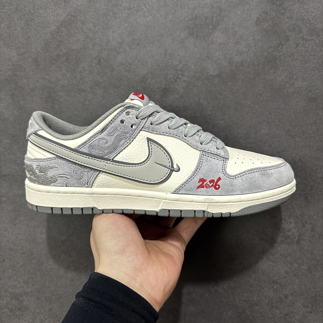 【定制版】Nike Dunk Low 2026 丙午马年限定款 鞋身融入祥云 + 马形暗纹刺绣，搭配 “2026” 红色艺术标识，采用灰、米白为主调的低饱和复古配色，浅灰麂皮 + 米白皮革基底搭配祥云暗纹，“2026” 标识强化生肖主题，双 Swoosh 设计提升层次，整体风格兼具复古调性与中式文化属性。祥云 + 马形暗纹采用精细刺绣工艺呈现，“2026” 标识以红色印花点缀，双 Swoosh 设计通过材质区分强化视觉层次，撞色拼接处缝线规整，体现了简约风格下的细节精致度。 货号：SD6868-140 尺码：36 36.5 37.5 38 38.5 39 40 40.5 41 42 42.5 43 44 44.5 45-选品中心