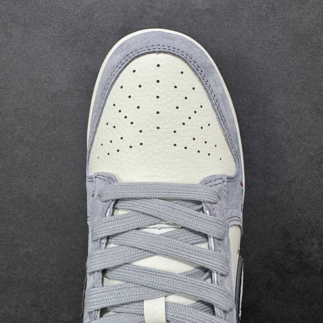 图片[8]-【定制版】Nike Dunk Low 2026 丙午马年限定款 鞋身融入祥云 + 马形暗纹刺绣，搭配 “2026” 红色艺术标识，采用灰、米白为主调的低饱和复古配色，浅灰麂皮 + 米白皮革基底搭配祥云暗纹，“2026” 标识强化生肖主题，双 Swoosh 设计提升层次，整体风格兼具复古调性与中式文化属性。祥云 + 马形暗纹采用精细刺绣工艺呈现，“2026” 标识以红色印花点缀，双 Swoosh 设计通过材质区分强化视觉层次，撞色拼接处缝线规整，体现了简约风格下的细节精致度。 货号：SD6868-140 尺码：36 36.5 37.5 38 38.5 39 40 40.5 41 42 42.5 43 44 44.5 45-选品中心