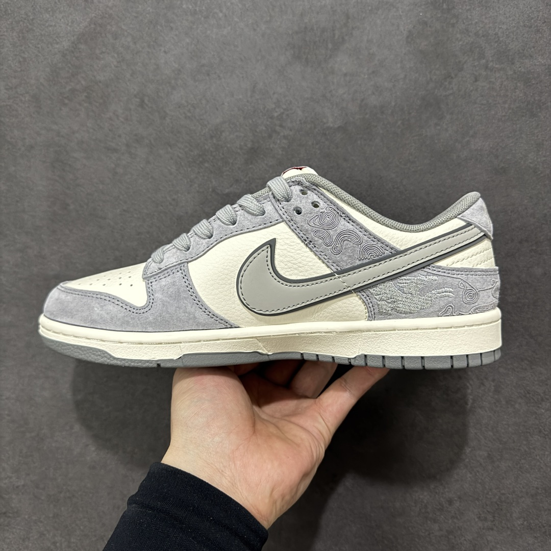 图片[2]-【定制版】Nike Dunk Low 2026 丙午马年限定款 鞋身融入祥云 + 马形暗纹刺绣，搭配 “2026” 红色艺术标识，采用灰、米白为主调的低饱和复古配色，浅灰麂皮 + 米白皮革基底搭配祥云暗纹，“2026” 标识强化生肖主题，双 Swoosh 设计提升层次，整体风格兼具复古调性与中式文化属性。祥云 + 马形暗纹采用精细刺绣工艺呈现，“2026” 标识以红色印花点缀，双 Swoosh 设计通过材质区分强化视觉层次，撞色拼接处缝线规整，体现了简约风格下的细节精致度。 货号：SD6868-140 尺码：36 36.5 37.5 38 38.5 39 40 40.5 41 42 42.5 43 44 44.5 45-选品中心