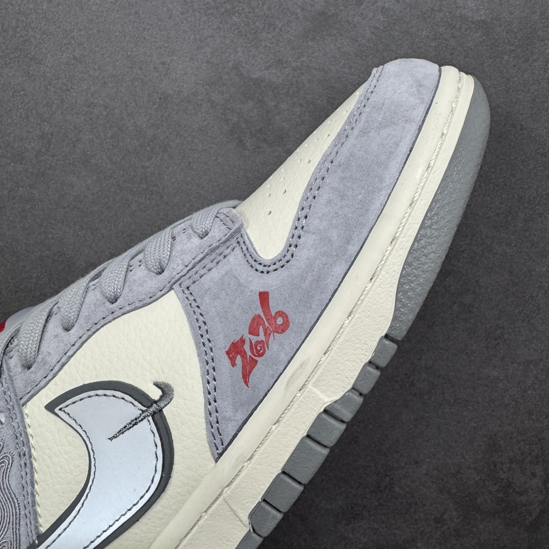图片[5]-【定制版】Nike Dunk Low 2026 丙午马年限定款 鞋身融入祥云 + 马形暗纹刺绣，搭配 “2026” 红色艺术标识，采用灰、米白为主调的低饱和复古配色，浅灰麂皮 + 米白皮革基底搭配祥云暗纹，“2026” 标识强化生肖主题，双 Swoosh 设计提升层次，整体风格兼具复古调性与中式文化属性。祥云 + 马形暗纹采用精细刺绣工艺呈现，“2026” 标识以红色印花点缀，双 Swoosh 设计通过材质区分强化视觉层次，撞色拼接处缝线规整，体现了简约风格下的细节精致度。 货号：SD6868-140 尺码：36 36.5 37.5 38 38.5 39 40 40.5 41 42 42.5 43 44 44.5 45-选品中心