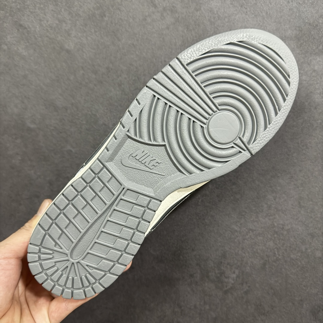 图片[9]-【定制版】Nike Dunk Low 2026 丙午马年限定款 鞋身融入祥云 + 马形暗纹刺绣，搭配 “2026” 红色艺术标识，采用灰、米白为主调的低饱和复古配色，浅灰麂皮 + 米白皮革基底搭配祥云暗纹，“2026” 标识强化生肖主题，双 Swoosh 设计提升层次，整体风格兼具复古调性与中式文化属性。祥云 + 马形暗纹采用精细刺绣工艺呈现，“2026” 标识以红色印花点缀，双 Swoosh 设计通过材质区分强化视觉层次，撞色拼接处缝线规整，体现了简约风格下的细节精致度。 货号：SD6868-140 尺码：36 36.5 37.5 38 38.5 39 40 40.5 41 42 42.5 43 44 44.5 45-选品中心