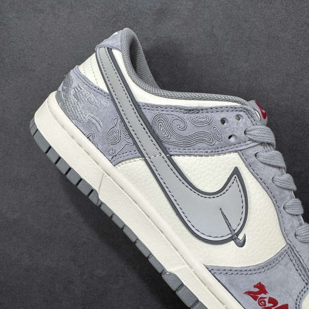 图片[6]-【定制版】Nike Dunk Low 2026 丙午马年限定款 鞋身融入祥云 + 马形暗纹刺绣，搭配 “2026” 红色艺术标识，采用灰、米白为主调的低饱和复古配色，浅灰麂皮 + 米白皮革基底搭配祥云暗纹，“2026” 标识强化生肖主题，双 Swoosh 设计提升层次，整体风格兼具复古调性与中式文化属性。祥云 + 马形暗纹采用精细刺绣工艺呈现，“2026” 标识以红色印花点缀，双 Swoosh 设计通过材质区分强化视觉层次，撞色拼接处缝线规整，体现了简约风格下的细节精致度。 货号：SD6868-140 尺码：36 36.5 37.5 38 38.5 39 40 40.5 41 42 42.5 43 44 44.5 45-选品中心