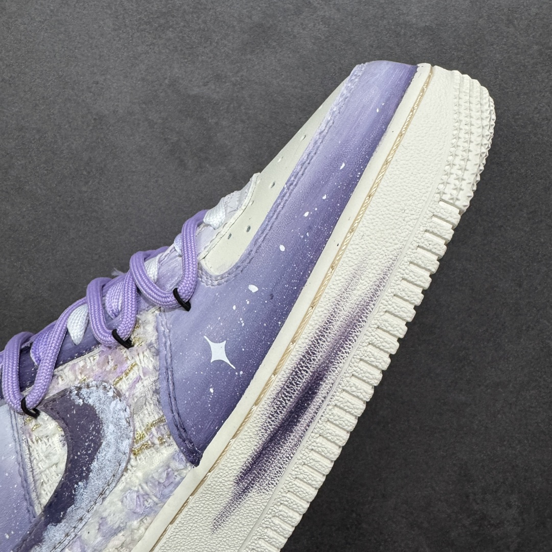 图片[5]-【定制版】手绘涂鸦“雾紫涂鸦”Nike Air Force 1 “Misty Purple Graffiti”空军一号定制板鞋 以 “雾紫渐变 + 做旧涂鸦” 为核心设计，鞋身采用黑灰渐变皮革拼接半透明肌理材质，搭配灰紫撞色鞋带与泼墨细节，鞋侧手写 “Link!” 涂鸦字样，营造出街头复古氛围。中底做旧绿与鞋身色调呼应，将随性涂鸦艺术与经典鞋型融合，既有小众个性质感 货号：FJ7740-190 尺码： 36 36.5 37.5 38 38.5 39 40 40.5 41 42 42.5 43 44 44.5 45-选品中心