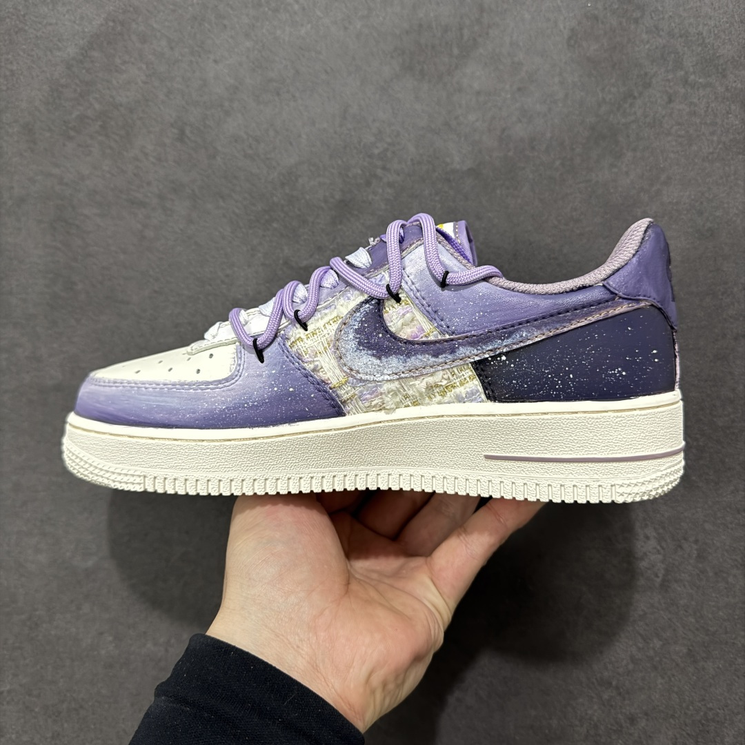 图片[2]-【定制版】手绘涂鸦“雾紫涂鸦”Nike Air Force 1 “Misty Purple Graffiti”空军一号定制板鞋 以 “雾紫渐变 + 做旧涂鸦” 为核心设计，鞋身采用黑灰渐变皮革拼接半透明肌理材质，搭配灰紫撞色鞋带与泼墨细节，鞋侧手写 “Link!” 涂鸦字样，营造出街头复古氛围。中底做旧绿与鞋身色调呼应，将随性涂鸦艺术与经典鞋型融合，既有小众个性质感 货号：FJ7740-190 尺码： 36 36.5 37.5 38 38.5 39 40 40.5 41 42 42.5 43 44 44.5 45-选品中心
