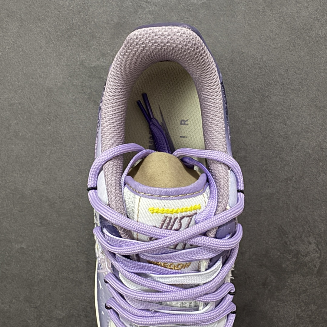 图片[7]-【定制版】手绘涂鸦“雾紫涂鸦”Nike Air Force 1 “Misty Purple Graffiti”空军一号定制板鞋 以 “雾紫渐变 + 做旧涂鸦” 为核心设计，鞋身采用黑灰渐变皮革拼接半透明肌理材质，搭配灰紫撞色鞋带与泼墨细节，鞋侧手写 “Link!” 涂鸦字样，营造出街头复古氛围。中底做旧绿与鞋身色调呼应，将随性涂鸦艺术与经典鞋型融合，既有小众个性质感 货号：FJ7740-190 尺码： 36 36.5 37.5 38 38.5 39 40 40.5 41 42 42.5 43 44 44.5 45-选品中心
