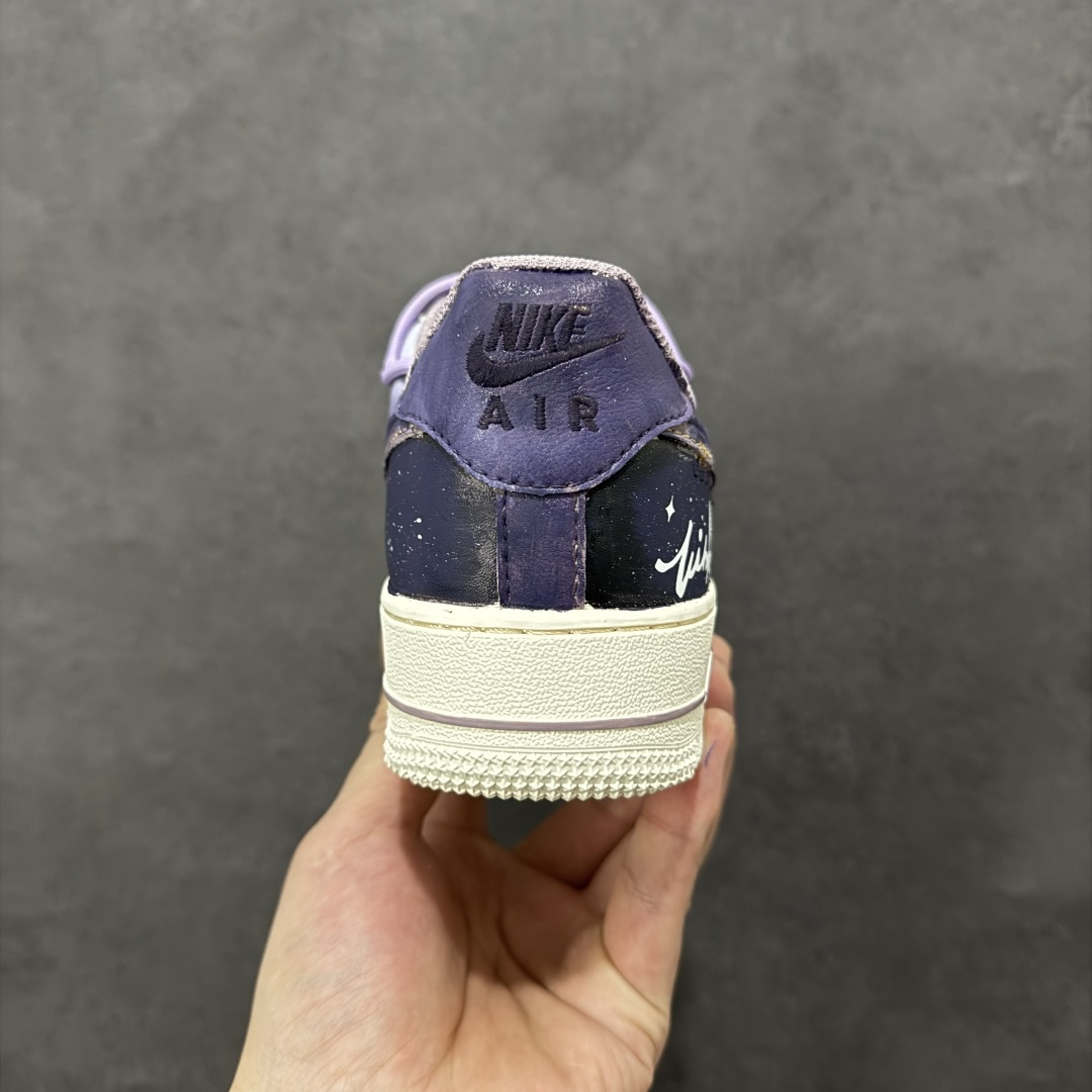 图片[4]-【定制版】手绘涂鸦“雾紫涂鸦”Nike Air Force 1 “Misty Purple Graffiti”空军一号定制板鞋 以 “雾紫渐变 + 做旧涂鸦” 为核心设计，鞋身采用黑灰渐变皮革拼接半透明肌理材质，搭配灰紫撞色鞋带与泼墨细节，鞋侧手写 “Link!” 涂鸦字样，营造出街头复古氛围。中底做旧绿与鞋身色调呼应，将随性涂鸦艺术与经典鞋型融合，既有小众个性质感 货号：FJ7740-190 尺码： 36 36.5 37.5 38 38.5 39 40 40.5 41 42 42.5 43 44 44.5 45-选品中心