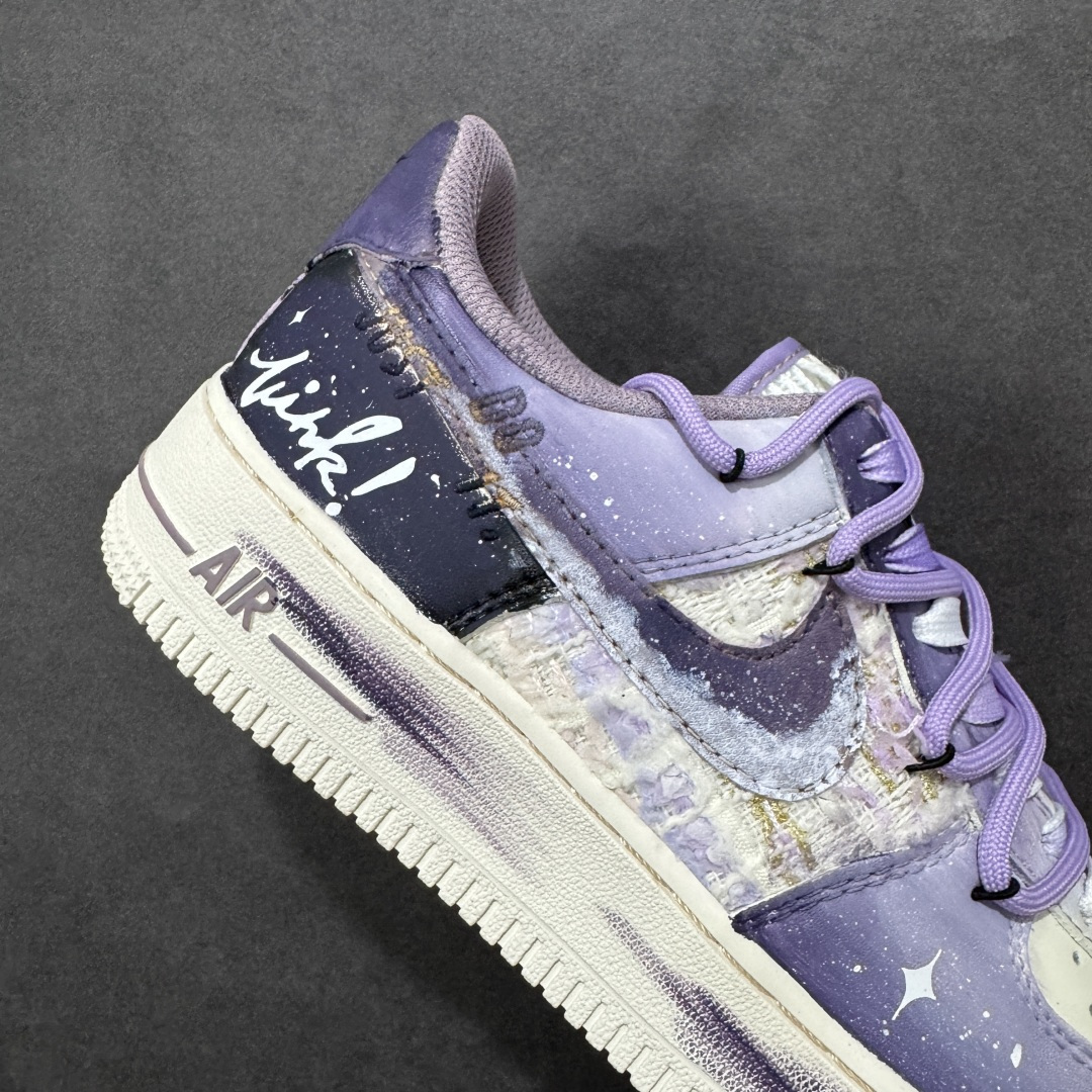 图片[6]-【定制版】手绘涂鸦“雾紫涂鸦”Nike Air Force 1 “Misty Purple Graffiti”空军一号定制板鞋 以 “雾紫渐变 + 做旧涂鸦” 为核心设计，鞋身采用黑灰渐变皮革拼接半透明肌理材质，搭配灰紫撞色鞋带与泼墨细节，鞋侧手写 “Link!” 涂鸦字样，营造出街头复古氛围。中底做旧绿与鞋身色调呼应，将随性涂鸦艺术与经典鞋型融合，既有小众个性质感 货号：FJ7740-190 尺码： 36 36.5 37.5 38 38.5 39 40 40.5 41 42 42.5 43 44 44.5 45-选品中心