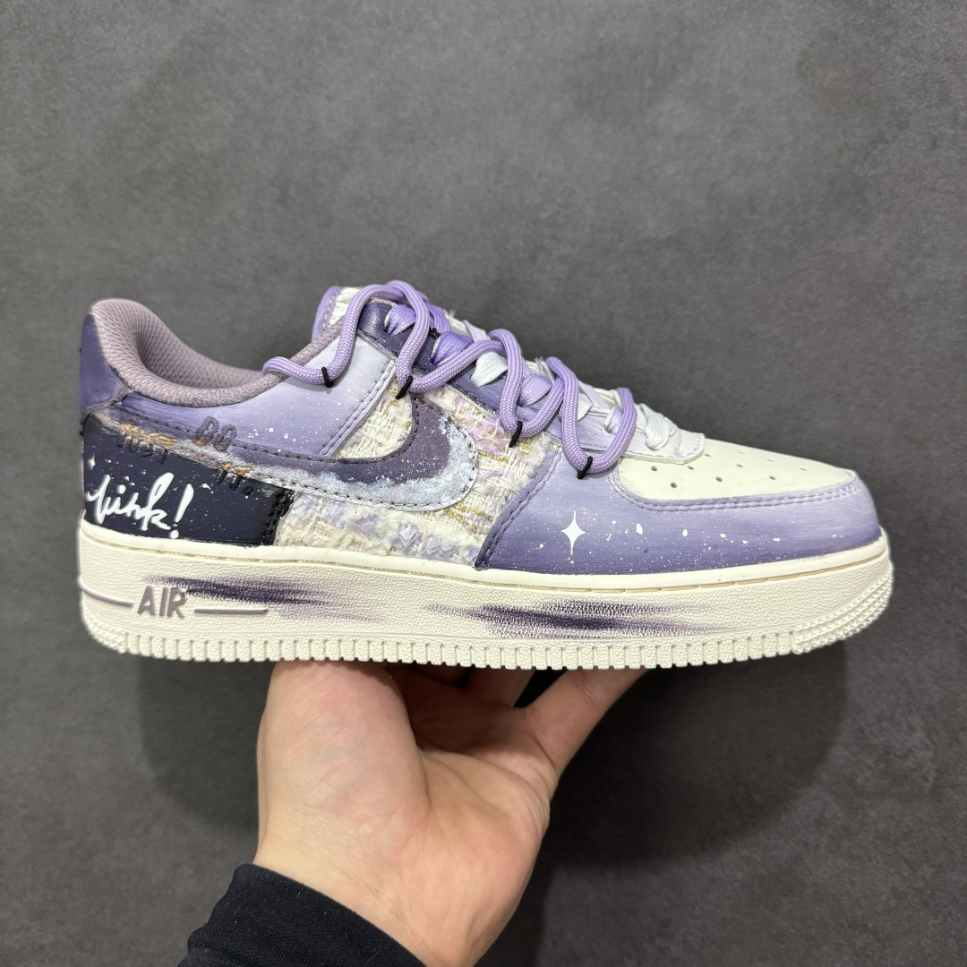 【定制版】手绘涂鸦“雾紫涂鸦”Nike Air Force 1 “Misty Purple Graffiti”空军一号定制板鞋 以 “雾紫渐变 + 做旧涂鸦” 为核心设计，鞋身采用黑灰渐变皮革拼接半透明肌理材质，搭配灰紫撞色鞋带与泼墨细节，鞋侧手写 “Link!” 涂鸦字样，营造出街头复古氛围。中底做旧绿与鞋身色调呼应，将随性涂鸦艺术与经典鞋型融合，既有小众个性质感 货号：FJ7740-190 尺码： 36 36.5 37.5 38 38.5 39 40 40.5 41 42 42.5 43 44 44.5 45-选品中心