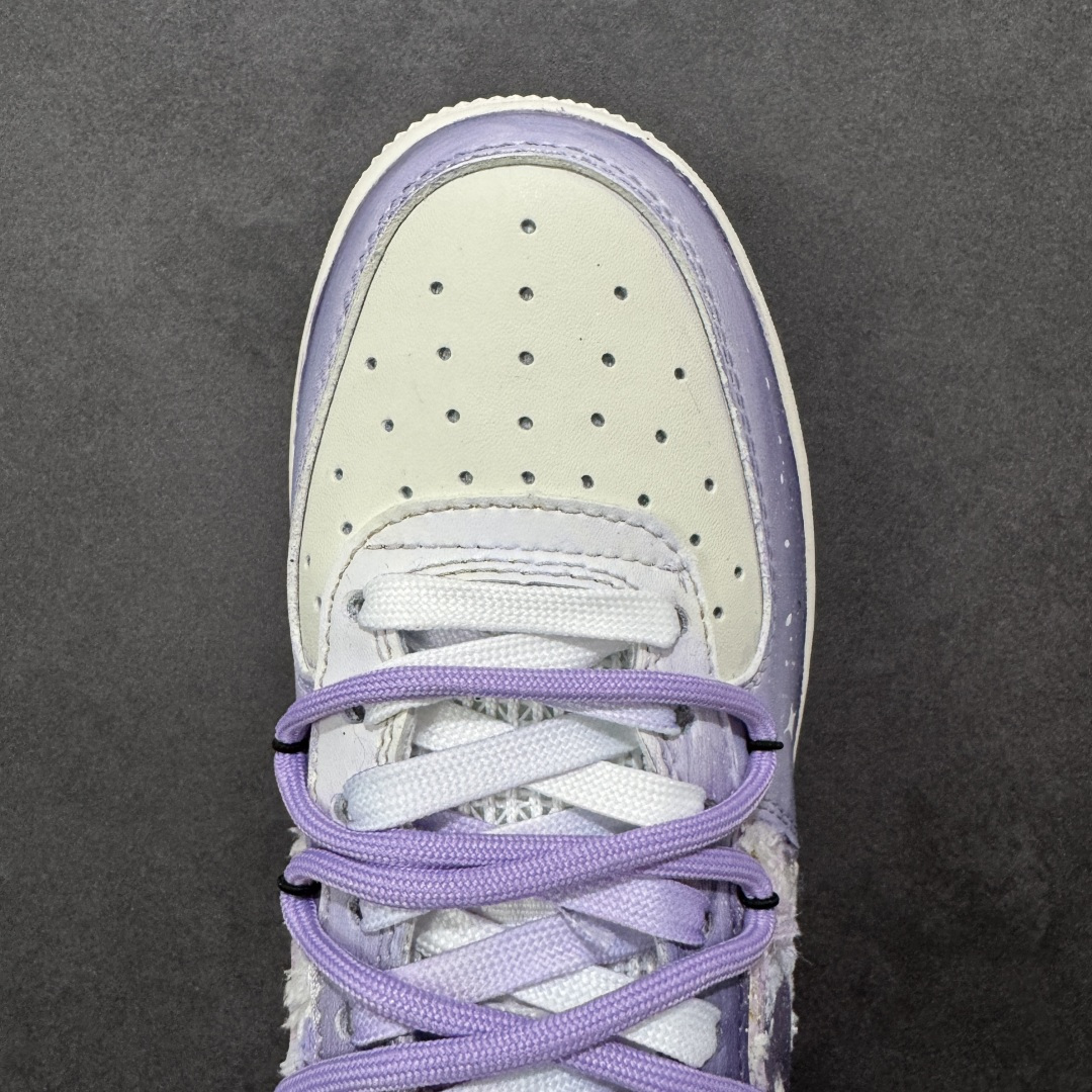 图片[8]-【定制版】手绘涂鸦“雾紫涂鸦”Nike Air Force 1 “Misty Purple Graffiti”空军一号定制板鞋 以 “雾紫渐变 + 做旧涂鸦” 为核心设计，鞋身采用黑灰渐变皮革拼接半透明肌理材质，搭配灰紫撞色鞋带与泼墨细节，鞋侧手写 “Link!” 涂鸦字样，营造出街头复古氛围。中底做旧绿与鞋身色调呼应，将随性涂鸦艺术与经典鞋型融合，既有小众个性质感 货号：FJ7740-190 尺码： 36 36.5 37.5 38 38.5 39 40 40.5 41 42 42.5 43 44 44.5 45-选品中心