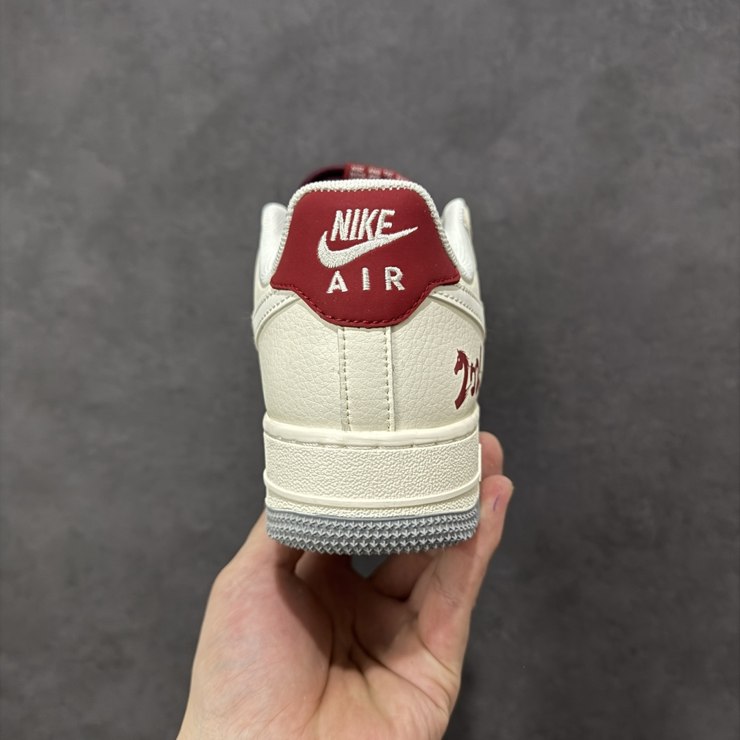 图片[4]-【定制版】马年炸场 国风封神 AIR FORCE 1 2026限定马年主题设计，红白撞色点燃新年氛围，鞋身烫金“马”纹与2026标识暗藏祥瑞寓意，可拆卸小马挂饰增添把玩感。经典空军一号鞋型搭载Air气垫，兼顾复古颜值与舒适脚感，拜年出街双在线，妥妥新年战靴！ 货号：JP2026-151 尺码：36 36.5 37.5 38 38.5 39 40 40.5 41 42 42.5 43 44 44.5 45-选品中心