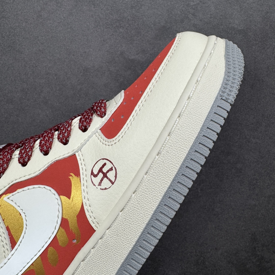图片[5]-【定制版】马年炸场 国风封神 AIR FORCE 1 2026限定马年主题设计，红白撞色点燃新年氛围，鞋身烫金“马”纹与2026标识暗藏祥瑞寓意，可拆卸小马挂饰增添把玩感。经典空军一号鞋型搭载Air气垫，兼顾复古颜值与舒适脚感，拜年出街双在线，妥妥新年战靴！ 货号：JP2026-151 尺码：36 36.5 37.5 38 38.5 39 40 40.5 41 42 42.5 43 44 44.5 45-选品中心