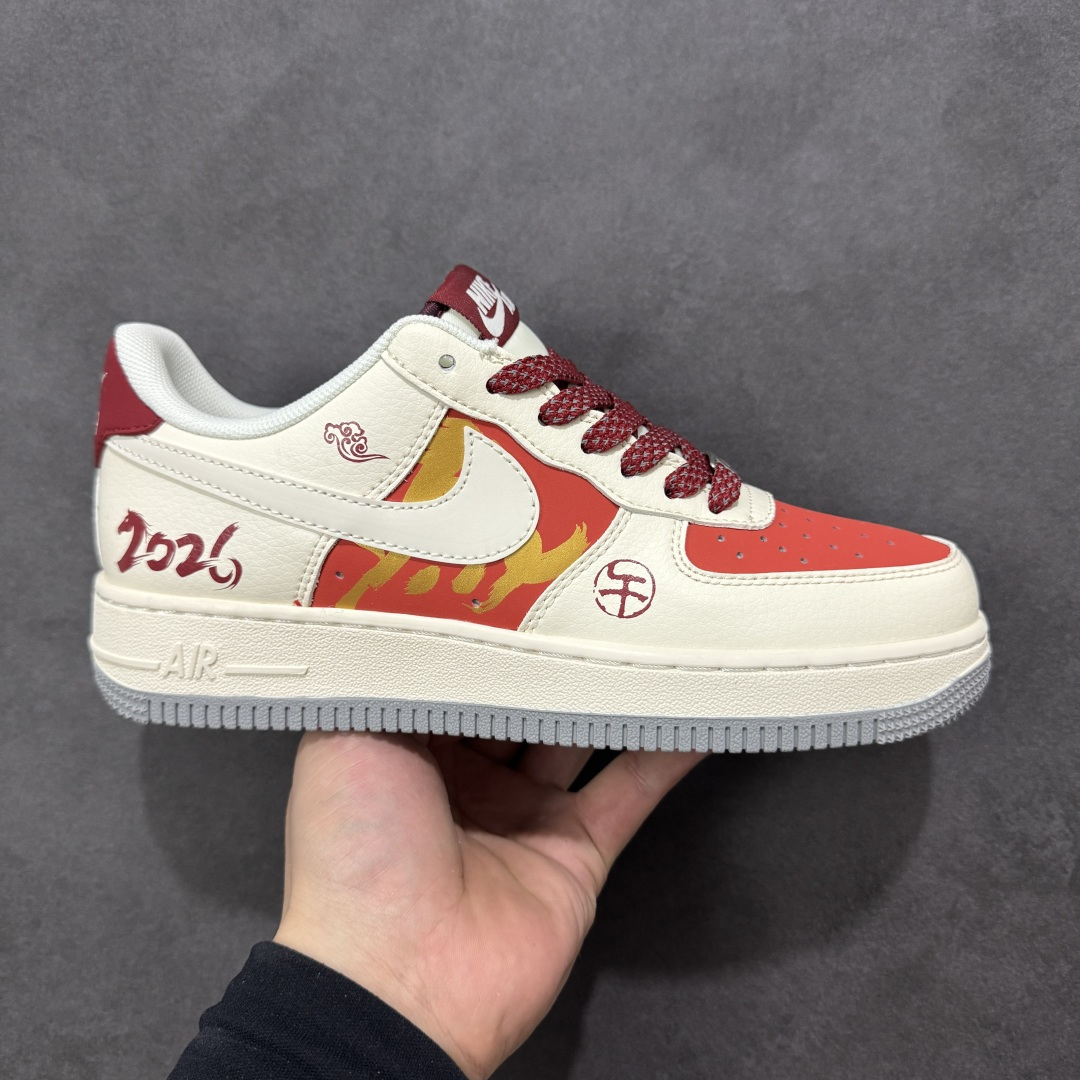 【定制版】马年炸场 国风封神 AIR FORCE 1 2026限定马年主题设计，红白撞色点燃新年氛围，鞋身烫金“马”纹与2026标识暗藏祥瑞寓意，可拆卸小马挂饰增添把玩感。经典空军一号鞋型搭载Air气垫，兼顾复古颜值与舒适脚感，拜年出街双在线，妥妥新年战靴！ 货号：JP2026-151 尺码：36 36.5 37.5 38 38.5 39 40 40.5 41 42 42.5 43 44 44.5 45-选品中心