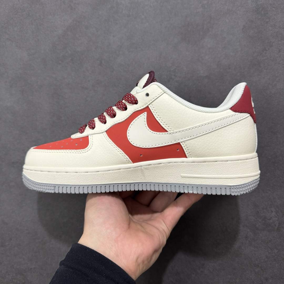 图片[2]-【定制版】马年炸场 国风封神 AIR FORCE 1 2026限定马年主题设计，红白撞色点燃新年氛围，鞋身烫金“马”纹与2026标识暗藏祥瑞寓意，可拆卸小马挂饰增添把玩感。经典空军一号鞋型搭载Air气垫，兼顾复古颜值与舒适脚感，拜年出街双在线，妥妥新年战靴！ 货号：JP2026-151 尺码：36 36.5 37.5 38 38.5 39 40 40.5 41 42 42.5 43 44 44.5 45-选品中心