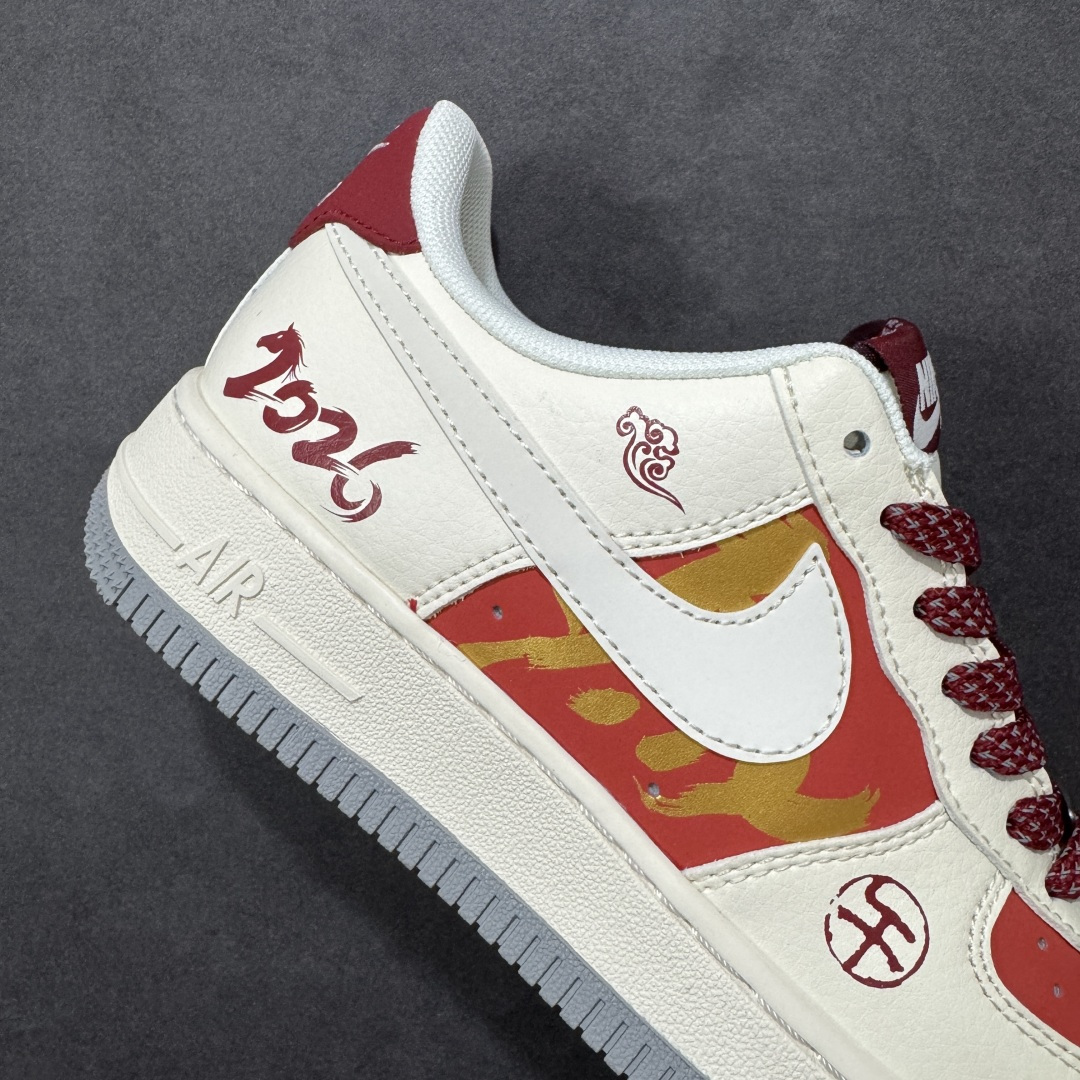 图片[6]-【定制版】马年炸场 国风封神 AIR FORCE 1 2026限定马年主题设计，红白撞色点燃新年氛围，鞋身烫金“马”纹与2026标识暗藏祥瑞寓意，可拆卸小马挂饰增添把玩感。经典空军一号鞋型搭载Air气垫，兼顾复古颜值与舒适脚感，拜年出街双在线，妥妥新年战靴！ 货号：JP2026-151 尺码：36 36.5 37.5 38 38.5 39 40 40.5 41 42 42.5 43 44 44.5 45-选品中心