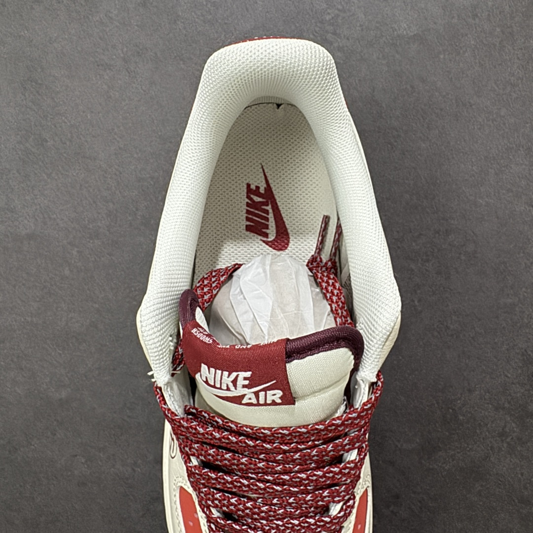 图片[7]-【定制版】马年炸场 国风封神 AIR FORCE 1 2026限定马年主题设计，红白撞色点燃新年氛围，鞋身烫金“马”纹与2026标识暗藏祥瑞寓意，可拆卸小马挂饰增添把玩感。经典空军一号鞋型搭载Air气垫，兼顾复古颜值与舒适脚感，拜年出街双在线，妥妥新年战靴！ 货号：JP2026-151 尺码：36 36.5 37.5 38 38.5 39 40 40.5 41 42 42.5 43 44 44.5 45-选品中心